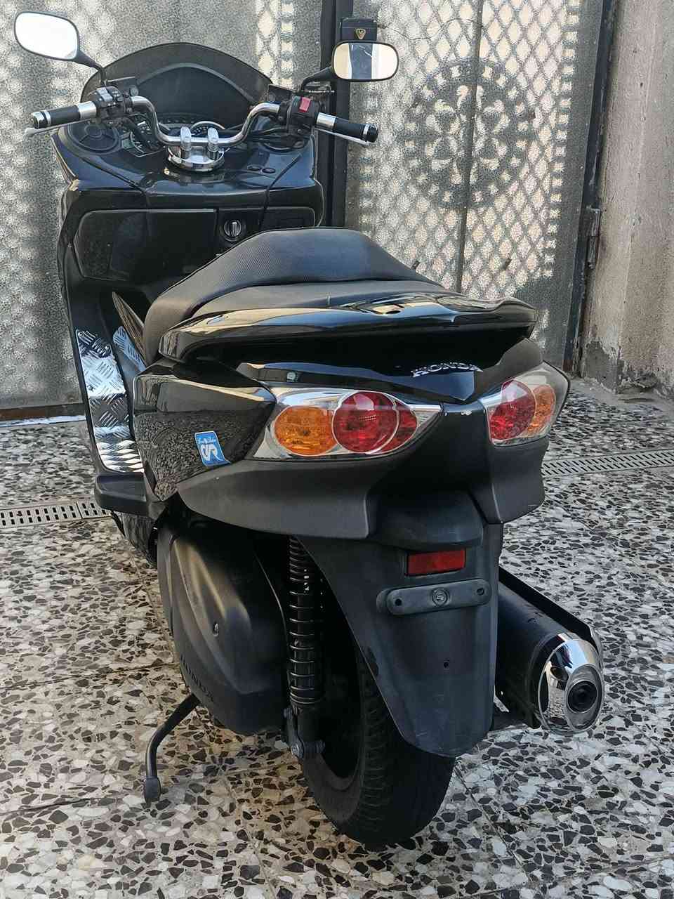 سلام عليكم ( فورزه 0\ 10 ) 
مواصفات 7 كير 4 تحويلات 
مكينه كلجات مكفولة كفاله عامه
لون أسود ملكي + دوسات جكر نيكل
بك لايت كرستال + لايت زنون 
كلوب جنطه+ ستان حساس 
دشبول كاربون فايبر + ماشيه 46الف
سكن بغداد حي النصر ***********
