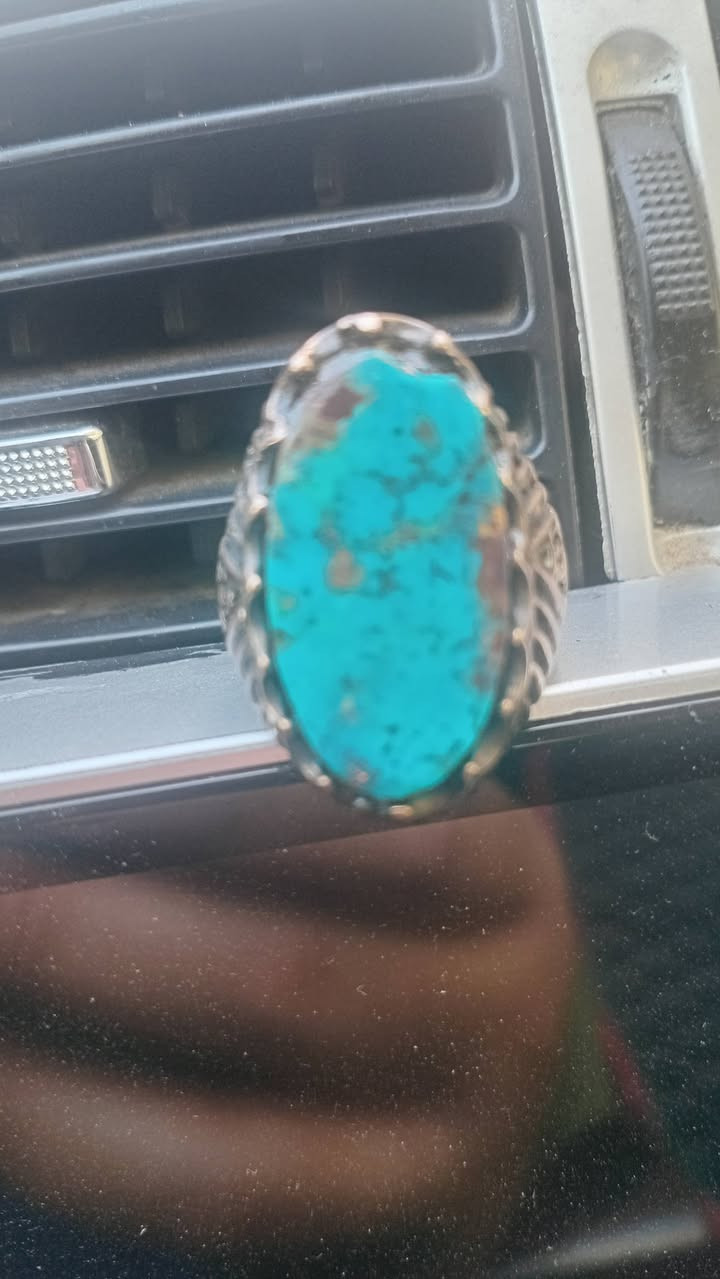 محبس فضة بحجر فيروز، لونه أزرق مائل للأخضر مع عروق طبيعية.
تصميم بسيط بطابع تراثي، وحالته جيدة.
جيده 100% حجر قديم جدا


**إذا كنت صاحب هذا الإعلان وتريد حذفه لأي سبب، رجاءا أرسل رسالة إلى الدعم الفني**