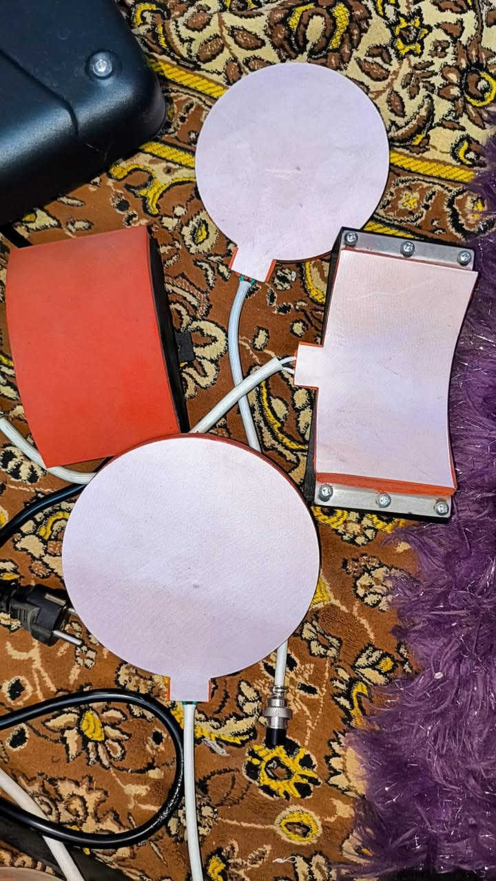 مكبس حراري للبيع استعمال مرتين فقط جدا نظيف وبعده جديد سعره 200الف وبي مجال
استخداماته للطباعه على : للملابس او قبعات او الاكواب للتواصل على الرقم ***********
