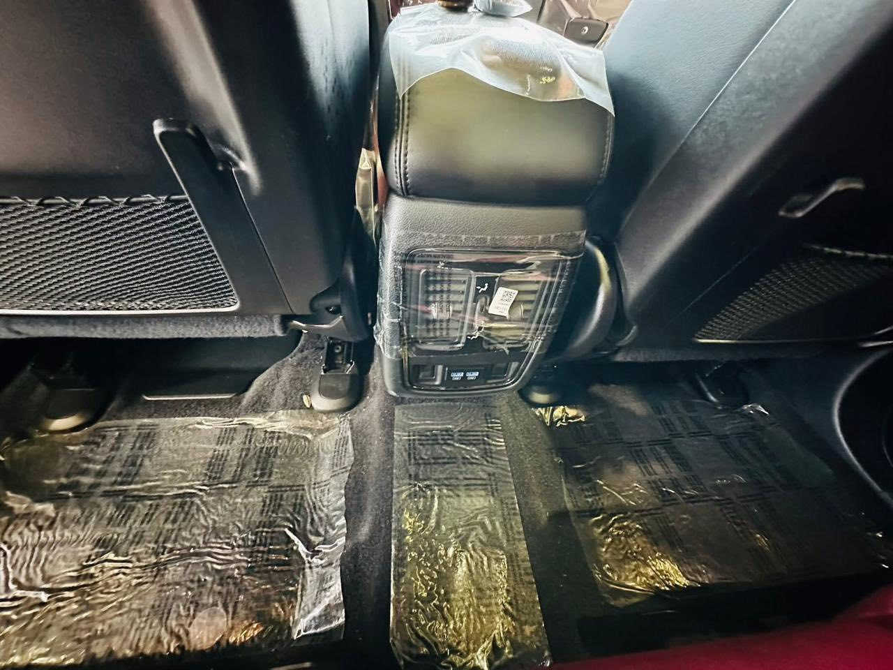 السلام عليكم زبائننا ومتابعينا الاعزاء جيب كراند شيروكي فئة ال S خليجية وكالة هارلم موديل 2022مكفولة 
👈 ماشية 8 الف مايل 👉 
(بحالة الزيرو)
👈  رقم مميز  👉
بعدها بالفابلونات كما موضحة أدناه المواصفات المعروفة رادارات امامي وخلفي وجوانب  منطقة العمياء بانورامى بصمة وتشغيل عنزبعد 5 راكب محرك 3600 وداخلها احمر المغربي المرغوب 
ملاحظة 
(السيارة مغلفة بافلام الحماية PPF تغليف كامل)
الكبات الصغيرة والارضيات وعدة الاسعافات الاولية وعدة الشركة بعدهن بالچيس السيارة خاضعة للفحص والسونار من قبل مركز بدي چيك يعني بيها تقرير شامل من ناحية الصبغ والبارد والتبديل والكيلو متر والعقول والگير والمحرك وباقي التفاصيل 
للاستفسار الاتصال 
0770 118 9000
او زيارتنا بغداد معارض البياع معرض حيدر سيدار شارع الوكلات مقابل المتنزه 
ادارة المعرض ***********  
وتحياتنا للجميع .
