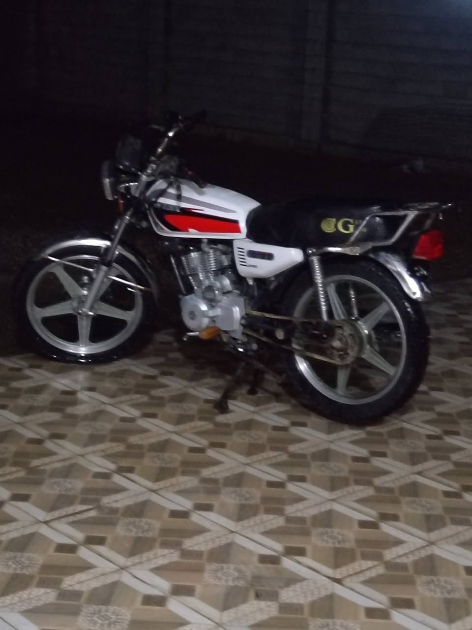 السلام عليكم موطور لبيع سيفان خمسه كير محرك ما مفتوح ابد تايرات شادهن جدد بي 4 اوراق موطور جاهز مالت جناي صلنصه جعره سلف هندر كلهة شغال كهربايات نشرات اشاير كله شغال السعر 400 مكان ديالى امام ويس رقم الهاتف، ***********
