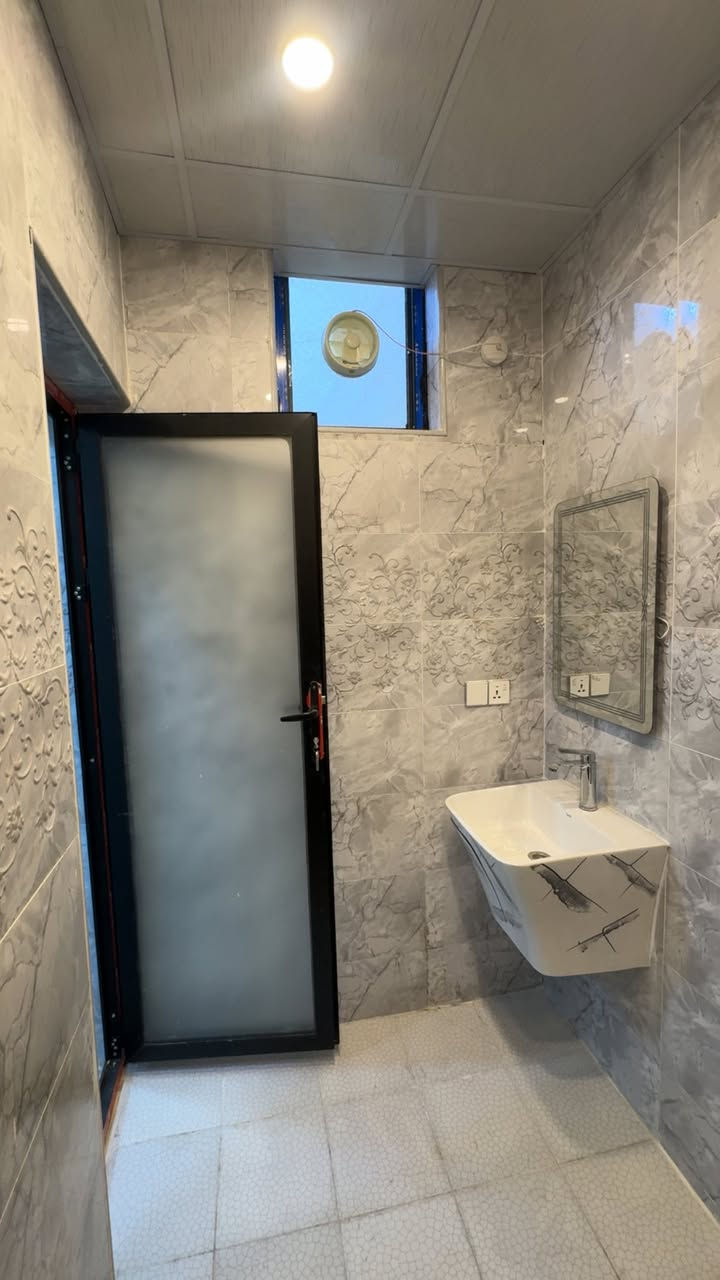 السلام عليكم  بيت حديث للبيع
مساحه 55م  واجهه 7,752

الدوره ابوطياره قرب مطعم بيك جكن 

يتكون من 2غرف نوم، استقبال ومطبخ

للاستفسار اكثر 

***********
