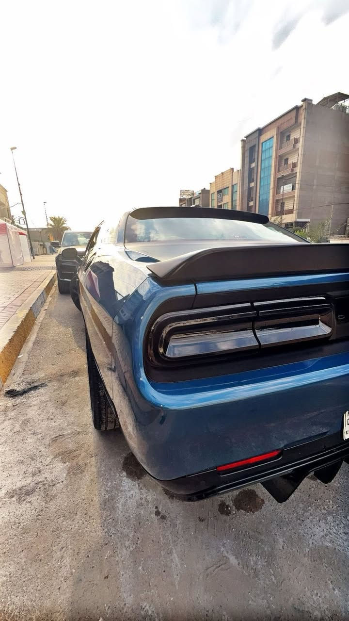 الي يدور جديد ومميز ولون بحري
***********

دوج جالنجر 2021

مكينه ٣٦٠٠ ،،

تو ويل ،،

شاشه كبيره ،،

كامره ،،حساس ،،

مقاعد جلد،، 

كراسي اماميه كهرباء ،،

تشغيل عن بعد ،،

فول عدا الفتحه 

السياره فقط جاملغ ايمن بارد بدون دواخل بدون شواصي بدون لغد 

سياره احلى من الصور شرط 

مكاني بغداد شارع فلسطين
