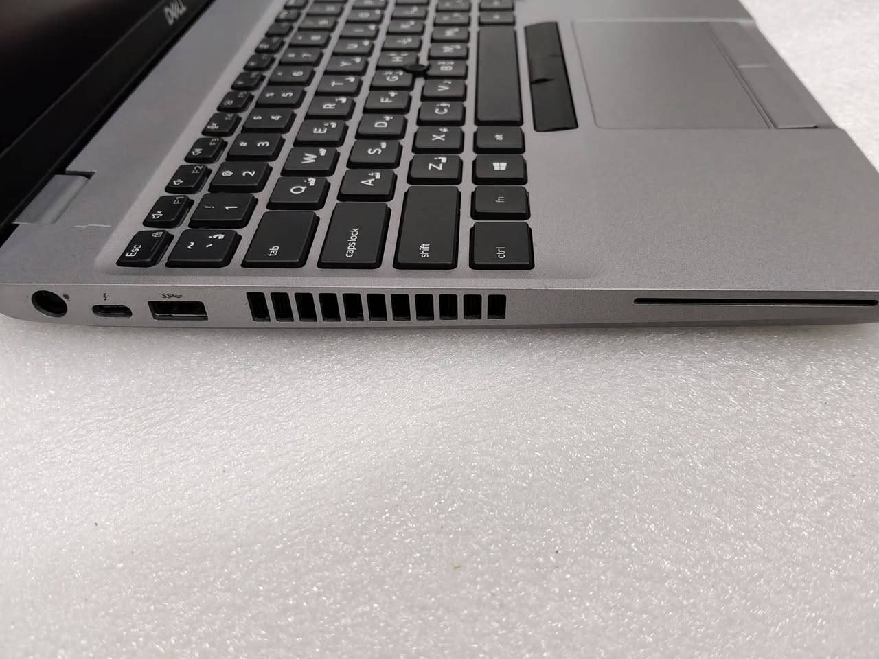 ⚡ إذا تدور على أداء قوي واستقرار بالشغل اليومي والثقيل… هذا خيارك
⚡ Dell 5511  

🔹 Core i7 الجيل 10 (أداء قوي وسلس للمهام المتعددة والشغل الثقيل)  
🔹 RAM 16GB (تعدد مهام بدون بطء وبكفاءة عالية)  
🔹 SSD 512GB فائق السرعة (فتح برامج ونقل ملفات بسرعة عالية)  
🔹 شاشة 15.6 إنج بدقة واضحة ومريحة للاستخدام الطويل  
🔹 تصميم عملي وقوي يناسب الشغل والدراسة  

🎯 الاستخدامات:  
الأعمال المكتبية والاحترافية  
الدراسة والجامعة  
البرمجة والاستخدام اليومي المتقدم  
التصميم والمونتاج الخفيف والمتوسط  
تشغيل برامج متعددة بنفس الوقت  

🚀 أداء ثابت يخدمك بالشغل بدون مشاكل  
💼 جهاز عملي ومناسب للاستخدام الطويل  
⚡ توازن ممتاز بين القوة والسرعة  
💯 خيار ذكي للشغل والدراسة بنفس الوقت  

📦 متوفر حالياً  
🚚 يوجد توصيل لجميع محافظات العراق  
🛡️ ضمان 10 أيام  

📩 للاستفسار عن اللابتوب أو السعر راسلنا خاص


**إذا كنت صاحب هذا الإعلان وتريد حذفه لأي سبب، رجاءا أرسل رسالة إلى الدعم الفني**