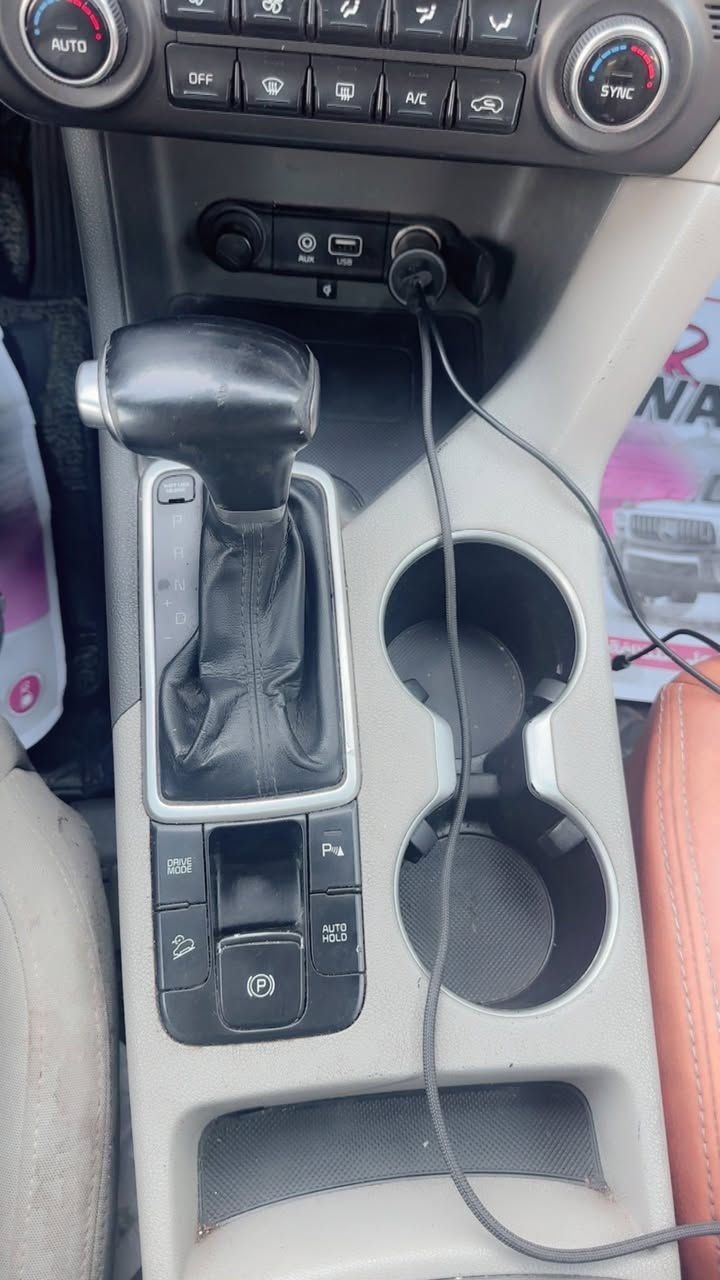 السلام عليكم
كيا سبورتج موديل ٢٠١٧ للبيع

جميع مواصفات GT بس قمارة حديد

يعني عزل حراري اعلى وتخلص من مشاكل البانوراما والسلايد وتهريب المي من اللاستيكات

المواصفاتهه اجتي بوجبة وحدة وقليل اكو منهه :

١- بصمة

٢- مري شفط + اشاير بالمري

٣- سمستم صوت JBL مع دمام بلادي

٤- باب صندوق كهرباء ذكي

٥- الكراسي الامامية كهرباء

٦- محرك دوش ٢٠٠٠

٧- حساس جامه امامي للامطار

٨- نظام نزول منحدرات

٩- توقف تلقائي Auto Hold

١٠- هاند بريك كهربائي

١١- تبريد ٣ قطع مع نظام تحديد درجة الحرارة امامي للسائق والراكب الامامي

١٤- تبريد اوتوماتيكي شاشة

١٥- لايت امامي LED 

السعر المطلوب :- 180$

للاستفسار ***********
