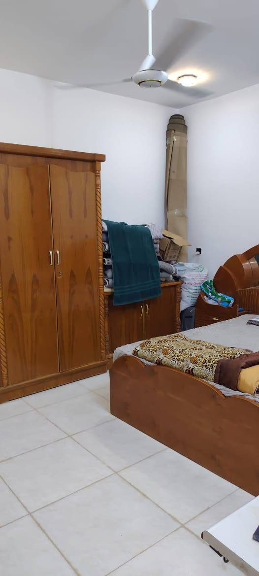بيت بلحكيم شارع كاله ٢٠٠متر غرفتين واستقبال وصاله ومطبخ وصحيات خارجيه وداخليه ومناور اثنين حديقه وكراج طابوق بناء حديث ارضيه رفته للاتصال ***********
