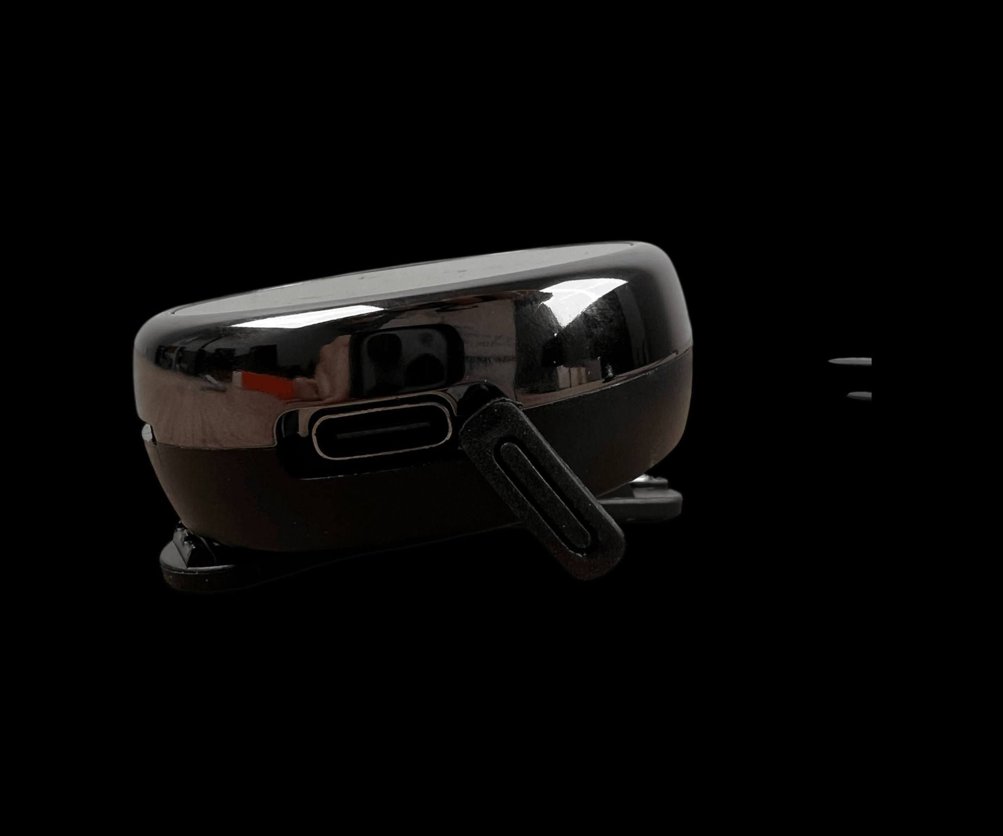 سماعات بلوتوث AKZ – إصدار Q50 و Q51 مع شاشة LED وزر سماع المحيط

الاستخدامات

الاستماع للموسيقى أثناء المشي والرياضة

إجراء واستقبال المكالمات بدون استخدام الهاتف

استخدام آمن في الأماكن العامة والقيادة

تشغيل الموسيقى مباشرة من كرت ذاكرة TF

مناسبة للاستخدام اليومي والأنشطة الخارجية

المميزات

اتصال بلوتوث لاسلكي ثابت (Q50  Q51)

وحدة تحكم دائرية ذكية متصلة بالسماعة (Q50  Q51)

شاشة LED لعرض حالة التشغيل ومستوى البطارية (Q50  Q51)

وقت التحدث يصل إلى 28 ساعة، مع شحن سريع خلال ساعتين فقط،

وقت استعداد (Standby) يصل إلى 130 ساعة للاستخدام الطويل دون قلق من نفاد البطارية.

تحكم كامل بالموسيقى والمكالمات (Q50  Q51)

مايكروفون مدمج للمكالمات (Q50  Q51)

زر مخصص لتفعيل المايك الخارجي وسماع المحيط (Q50  Q51)

سماع الأصوات المحيطة أثناء تشغيل الموسيقى لتعزيز الأمان (Q50  Q51)

دعم تشغيل الموسيقى عبر كرت TF بدون هاتف (Q50  Q51)

شحن سريع عبر منفذ Type-C (Q50  Q51)

صوت واضح مع تقنية Super Bass (Q50  Q51)

ميزات خاصة بكل إصدار

تصميم خفيف وبسيط مناسب للاستخدام اليومي (Q50)

استهلاك طاقة أقل للاستخدام الطويل (Q50)

سماعات In-Ear مع وسادات سيليكون ناعمة تدخل داخل الأذن (Q51)

ثبات أعلى أثناء الحركة والرياضة (Q51)

صوت أقوى وباس محسّن للأنشطة الخارجية (Q51)

المواصفات

طول سلك السماعة: 40 سم

قياس الكارتون:

- الطول: 9.5 سم
- العرض: 3 سم
- الارتفاع: 17 سم

نوع السماعة: In-Ear

نوع الشحن: Type-C

بلد المنشأ: صنع في الصين

محتويات الصندوق

سماعة بلوتوث AKZ (Q50 أو Q51 حسب الاختيار)

سلك شحن Type-C

دليل الاستخدام

الملاحظات

ميزة سماع المحيط تعمل عبر زر مخصص وليست تلقائية

السماعة لا تعزل الصوت الخارجي بالكامل عند تفعيل المايك الخارجي

مناسبة للرياضة، المشي، والقيادة

يدعم التشغيل بدون هاتف عبر كرت TF


**إذا كنت صاحب هذا الإعلان وتريد حذفه لأي سبب، رجاءا أرسل رسالة إلى الدعم الفني**