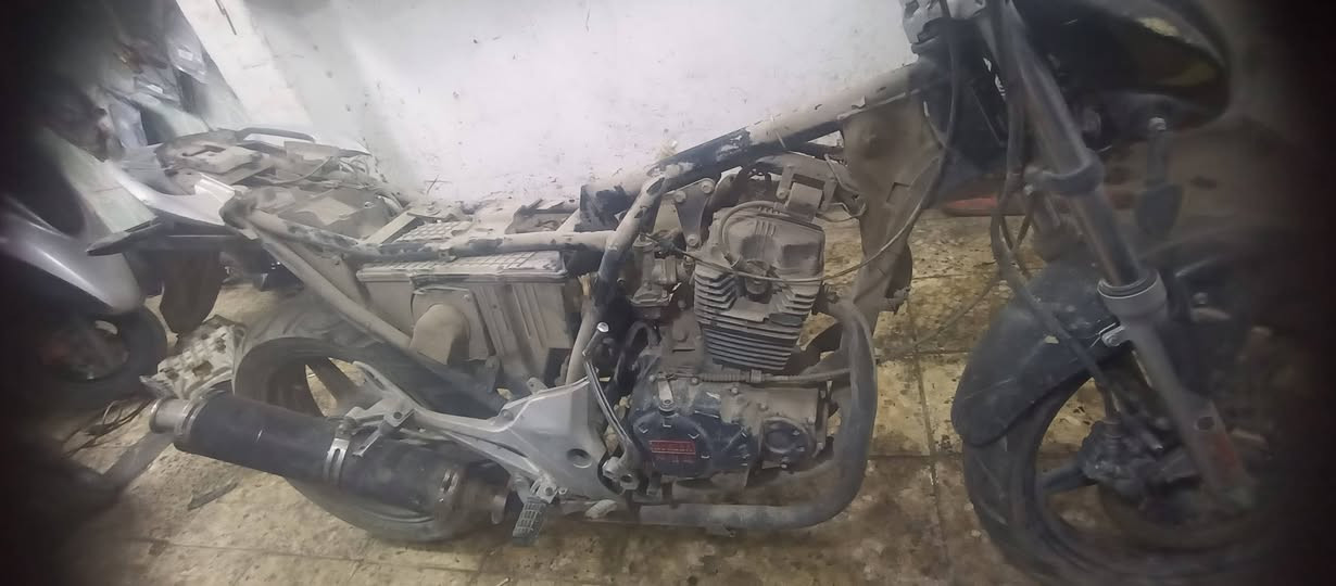 السلام عليكم دراجه كيرمرقم جانت متروكه بس اليوم شغلتهه وكملتهه مابيهه نقص خيرمن الله بس سنويه ضايعه صاحبهه ابوسنويه بل كفاح يحول السعر600العنوان بغدادالكريعات ***********
