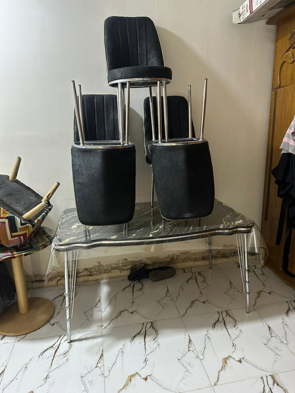 ميز طعام خشب تركي وياه خمس كراسي العنوان حي اور قرب فلكة صباح الخياط
الرقم= ***********
