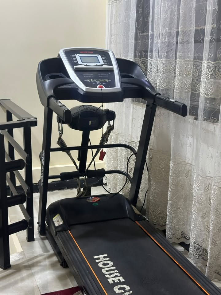 السلام عليكم
جهاز مشي كهربائي HOUSE GYM بحالة ممتازة، مزود بشاشة رقمية نعرض الوقت والسرعة والمسافة والسعرات الحرارية، ومفتاح أمان لسلامة المستخدم. مناسب للمشي والجري داخل المنزل، سهل الاستخدام ويساعد على تحسين اللياقة البدنية وحرق السعرات للاستفسار
***********
