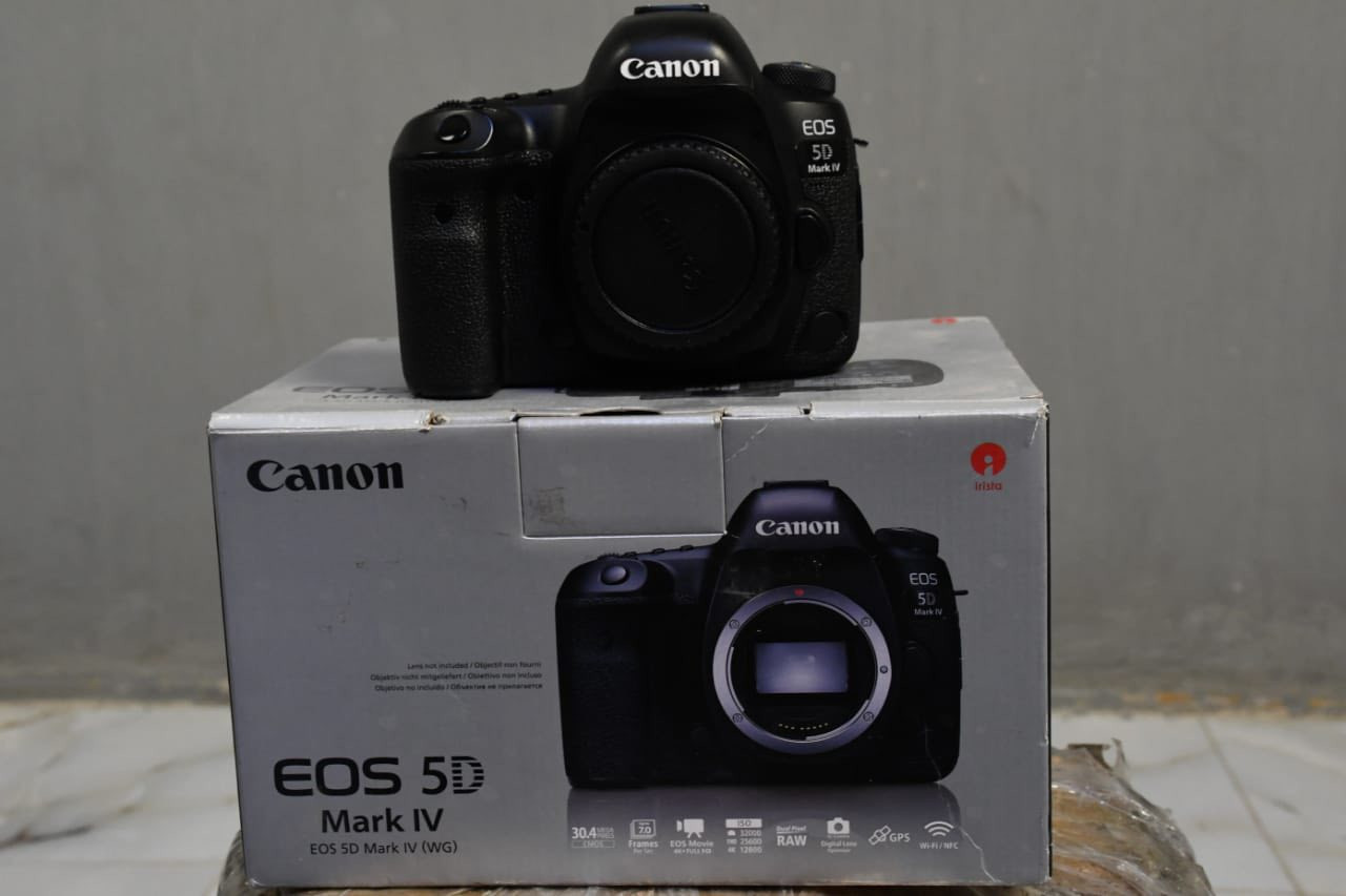 للبيع Canon 5D Mark IV – حالة ممتازة 📸
كاميرا احترافية نظيفة جداً واستعمال شخصي،
محافظة بالكامل وتعمل بكفاءة عالية بدون أي أعطال.
مناسبة للتصوير الاحترافي (صور + فيديو) وتغني عن التعريف.

الحالة: ممتازة جداً
الشكل: واضح بالصور
الاستخدام: خفيف
العيوب: لا يوجد

الملحقات:
 • بطارية أصلية
 • شاحن 
 • غطاء العدسة / غطاء البودي

سبب البيع: عدم التفرغ
السعر: 1150$ قابل للتفاوض 

📍 الفحص متاح قبل الشراء
📞 الرجاء التواصل للجادين فقط


**إذا كنت صاحب هذا الإعلان وتريد حذفه لأي سبب، رجاءا أرسل رسالة إلى الدعم الفني**
