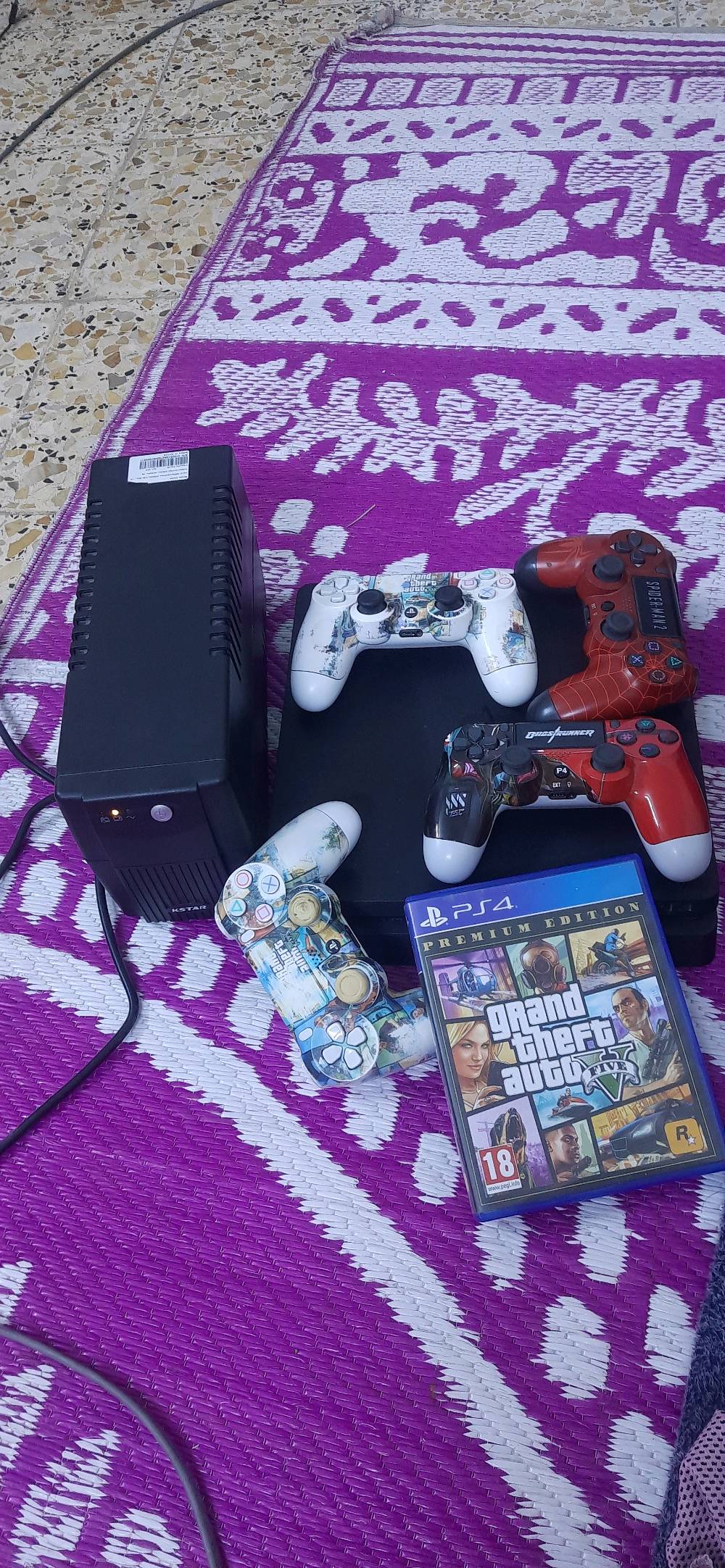 سلام عليكم شباب   ps4 سلم مهكر نظيف جدا وغير مفتوح او داخل صيانه لوك  نظام 12.00 وتكدر شغل اونلاين معه قرص تهكير معه 8لعبات وقرص GTa5 معه 4 يدات بلي معه Ups جديد استخدام جدا قليل سعره330 الف
