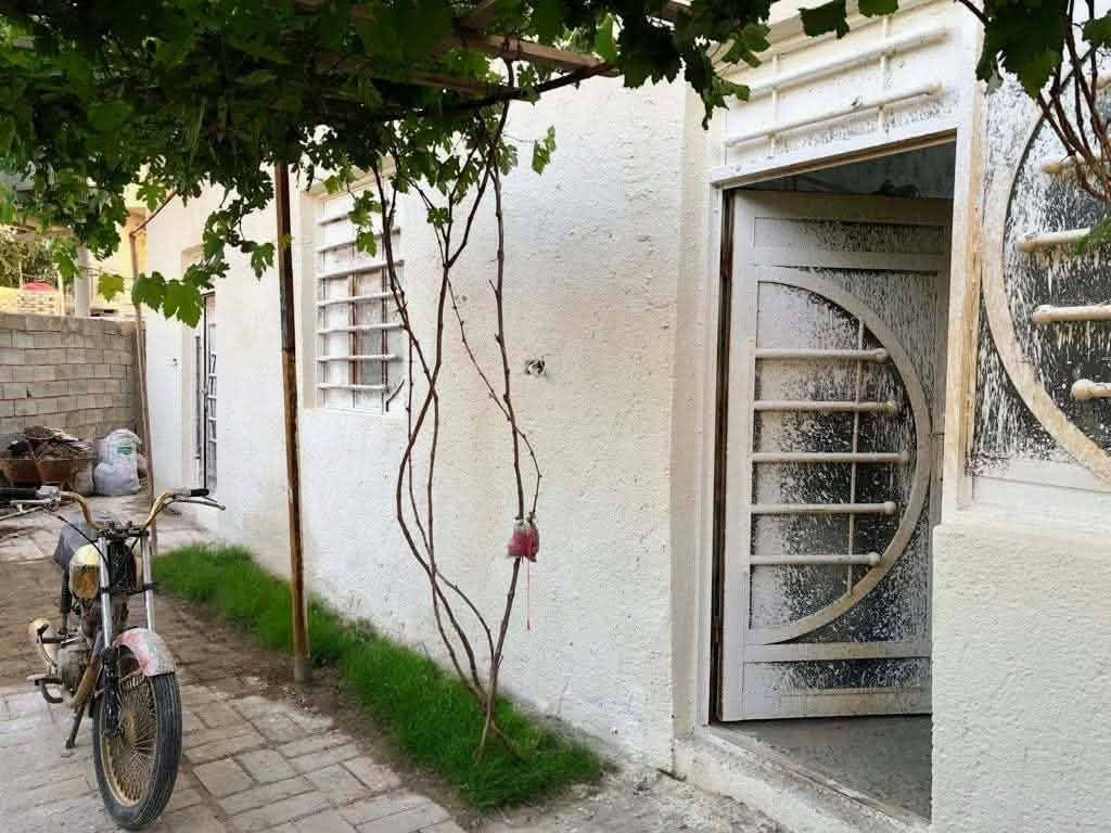 دار للبيع  بالكوفة قرب فلكة الدلال طابو زراعي ومعاملة طابو صرف كاملة
طابقين الطابق الثاني واصل للسقف

ركنين على 3 شوارع 

مساحة البيت الكلية 240

180 بناء

31 دنكة كونكريت مسلح (بيت وسياج دنك)

اساس صب وسقف صب كونكريت وبناء طابوق

كهرباء بواري دفن شغل راقي جدا ومتعوب عليه

يحتوي البيت على:

الطابق الاول:

صالة كبيرة جدا

2 غرف

استقبال

مطبخ

حمام داخلي سيراميك وسقف الحمام صب كونكريت مسلح مع مخزن فوقه

حمام خارجي سيراميك سقف صب كونكريت مسلح

صالة

الطابق الثاني مبني للسقف

3 سويتات مع حماماتهن

الحديقة مزروعة ومثمرة ما شاء الله.

العنوان: الكوفة قرب فلكة الدلال.

***********.   ***********.
