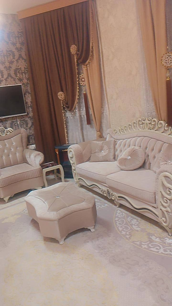 بيت  في الاربع شوارع حي الاساتذه مربع الذهبي طابق الاول غرفتين صاله ومطبخ ودوانيه وحمام الطابق الثاني اربع غرف حمام صاله مطبخ 
***********
***********
