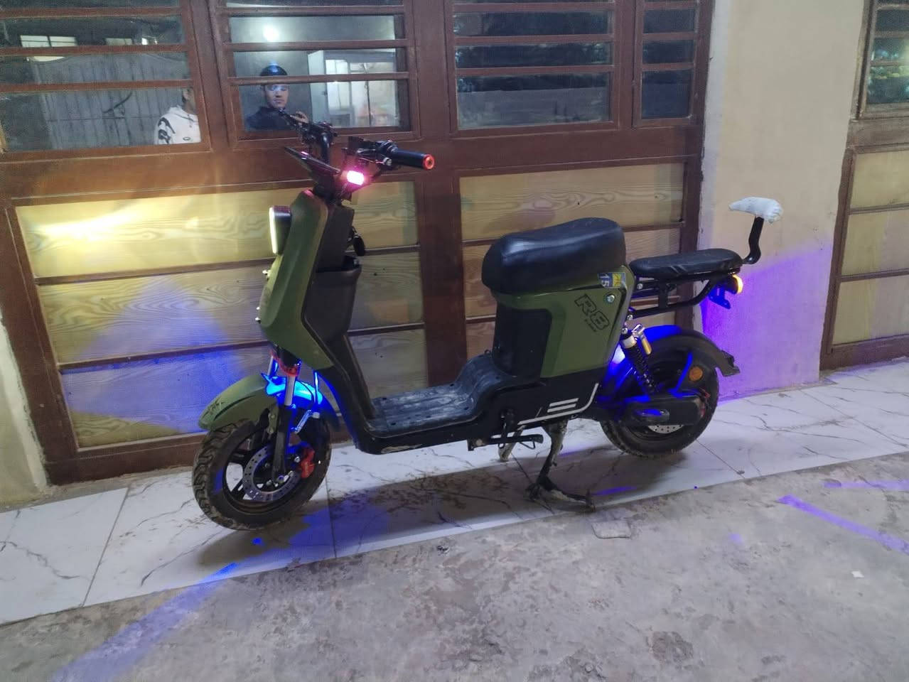 السلام عليكم دراجه شحن ار 8 للبيع موديل 25 شاشه محترقه فقط دراجه جاهزه تشتغل بصمه وكارت وسويتش تشغيل عن بعد كهربائياتها كلها شغاله عنوان بغداد المشتل الساعه 400 وبيها مجال بسيط ***********
