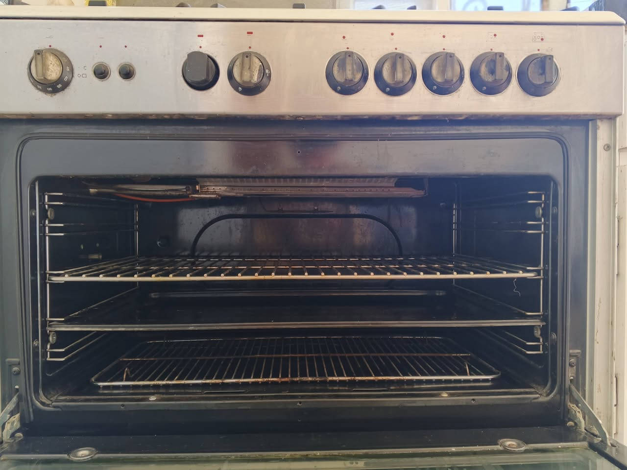 سلام عليكم عندي طباخ للبيع نضيف العيون كلها شغاله عدا العين البنص  متشتغل يراد لها شي بسيط وتشتغل والفرن الفوك والجوه شغال مكاني صويره السعر خاص اي استفسار اتصل ودلل متواجد اتصال واتساب *********** تحياتي للجميع
