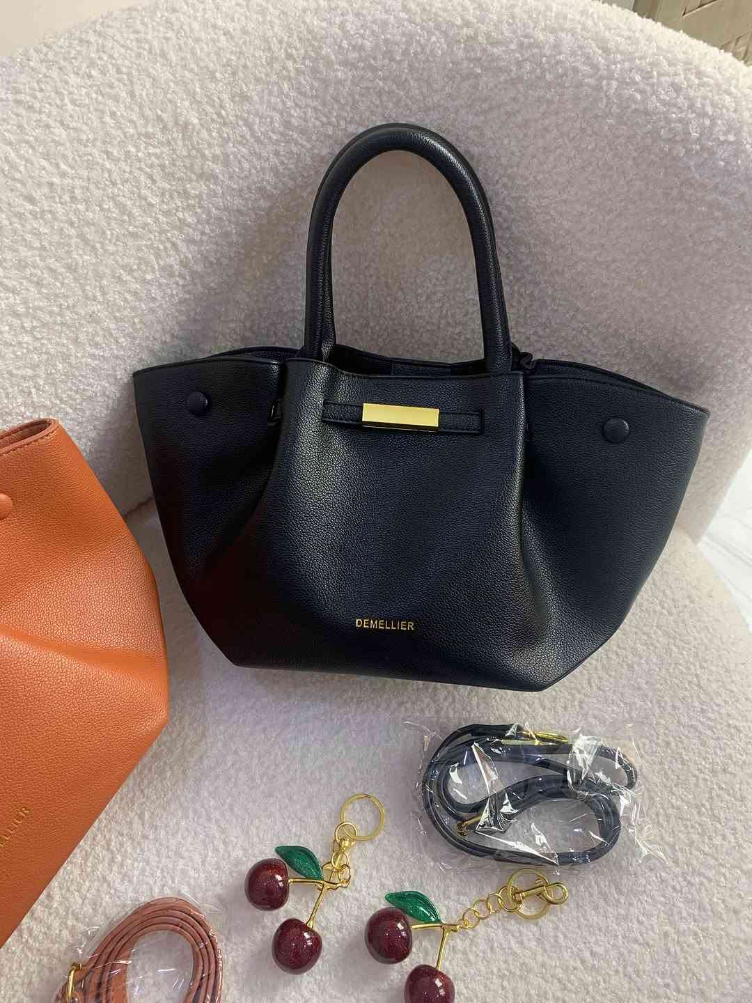 ⁨	⁨	الجنطة الترند ديمًًـ*لـر🌸🌸
ماستر بأعلى كوالتي .. حجم وسط 
السعر 27  ألف 
توصيل 5 لجميع المحافظات 
#اكسبلورر⁩⁩


**إذا كنت صاحب هذا الإعلان وتريد حذفه لأي سبب، رجاءا أرسل رسالة إلى الدعم الفني**