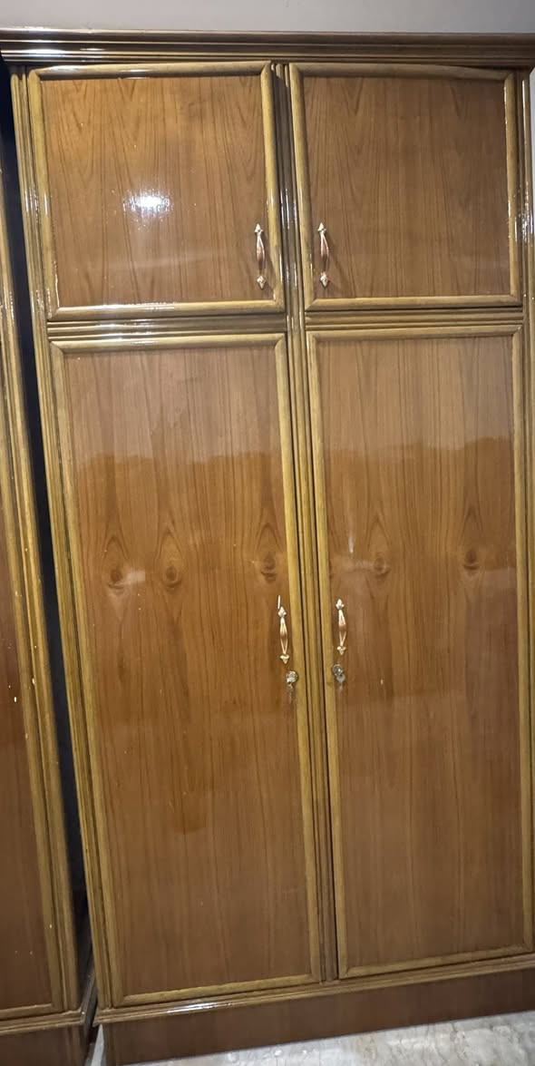 السلام عليكم كناتير خشب صاج اصلي اصلي مثل ما موضح بصوره 3 كناتير كل كنتور يحتوي على بابين وملحقين استعمال قليل جداً ولحد الان فارغات وايضاً ميز تلفزيون بلون جوزي وصحراوي نضافته 100 بل 100 
العنوان: بغداد البنوك 
الهاتف: *********** ومتواجد ع هذه رقم واتساب
