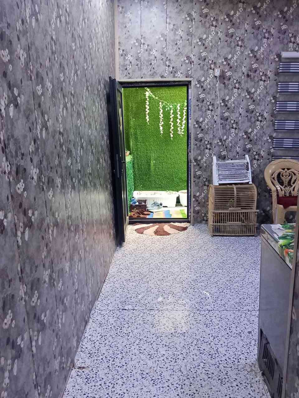 بيت للبيع في شارع الزهور 
حي الوحده تقاطع شارع الزهور 
بيت طابو مساحه 90 متر وجهيه 
يحتوي ع غرفتين وصاله ومطبخ 
مجمع صحيات بيت بناء كونكريت مسلح 
سعر 65 
***********
