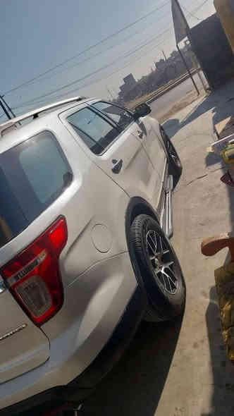 السلام عليكم ورحمة الله وبركاته
للبيع للبيع 
فورد اكسبلور فول مواصفات لمتد وارد امريكي 2013 
رقم بغداد تحويل ثاني يوم 
السعر 142 وبيها مجال شي قليل 
السيارة فول بصمة وفتحة 
وتدفئة بلكشنات 
وستتم سماعات سوني 
ودخول ذكي 
كشنات كهرباء 
ستة سلندر 3500 
سبعة راكب 
السيارة ماشية 87 الف حقيقي 
والسيارة احلى من الصور بهواي 
حادث السيارة باب خلفي عكس السائق والجاملغ الخلفي وانصبغت الصفحة كلها يعني السيارة بيها 4 قطع صبغ بجم كبس 
كير ومحرك بشرط مكفولات وعلى ضمانتي والسيارة جاهزة مجهزة من باتري وتخم تاير وصدر ومن كلشي ولله الحمد 
مكان السيارة بغداد الزعفرانية 
رقمي ***********
