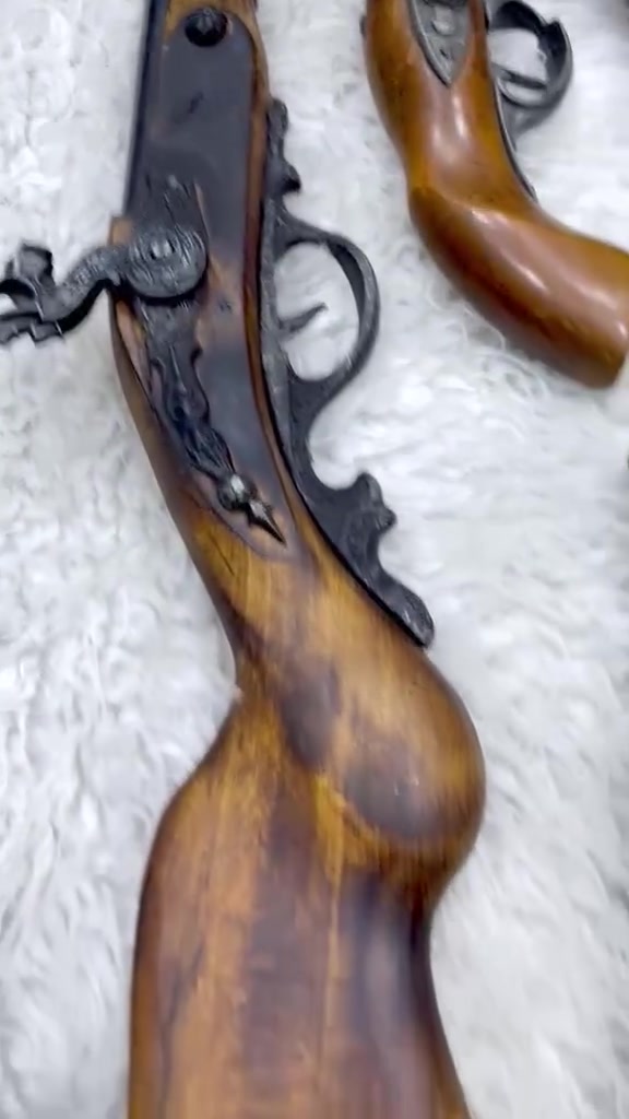 من ألنوادر والقطع المميزه
مجموعة قطع فريده ومتنوعه ونادره جدآ مختلفة الأحجام والأشكال
قديمه  مختمه مصنوعه من البرونز وخشب البلوط السعر  الاتصال على الرقم التالي ***********
