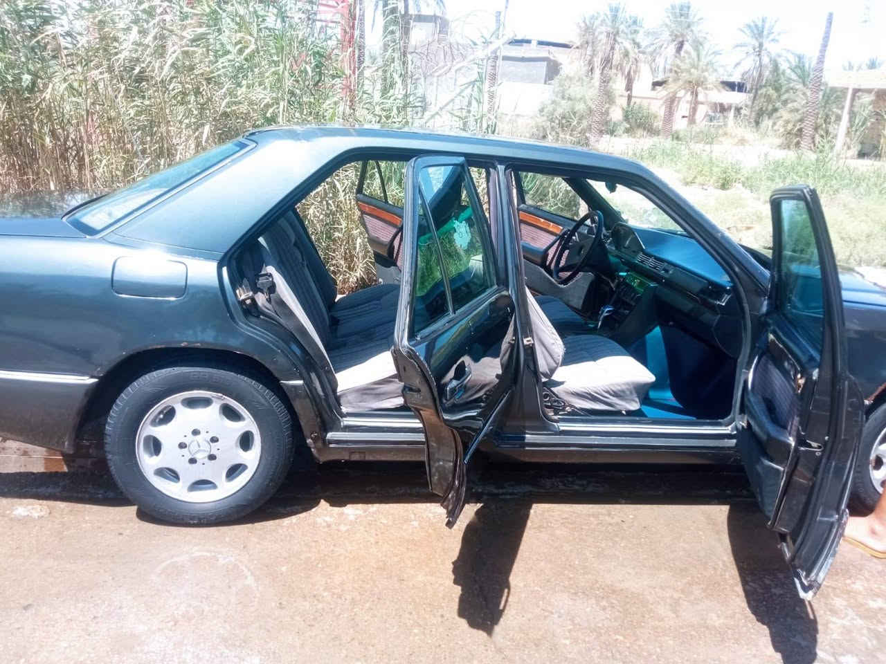 يلا السلام عليكم شباب مرسيدس دب حلو نظيف للبيع موديل 91 مكينه وجير بطه محور اثنين ونص سياره جاهزه مكلف بالنشر اتصل على هذا الرقم تفاصيل اكثر مكان بصره***********
