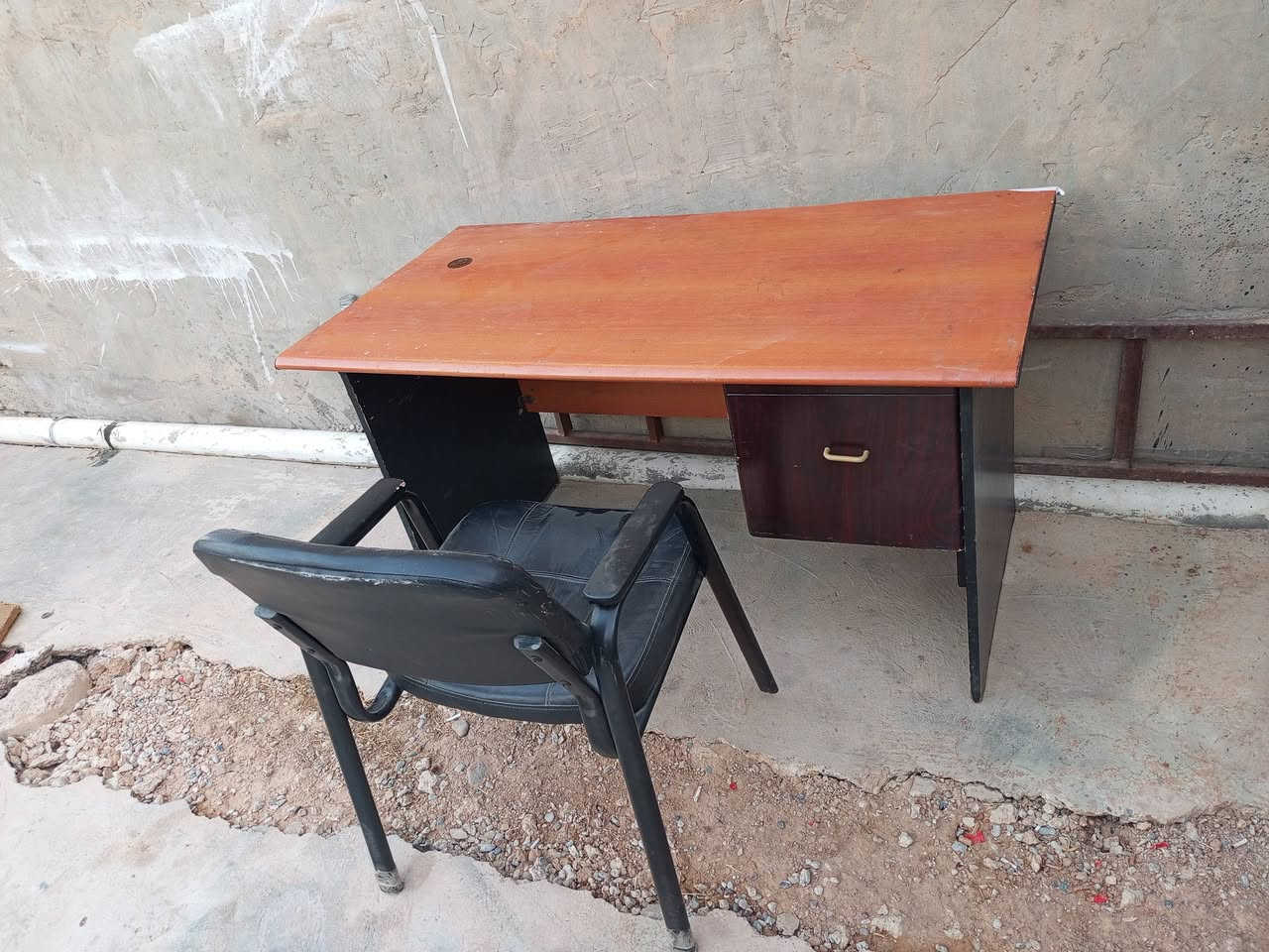 ميز مكتب للبيع نضيف كامل مابيه نقص سعر 60 وبيه مجال ***********
