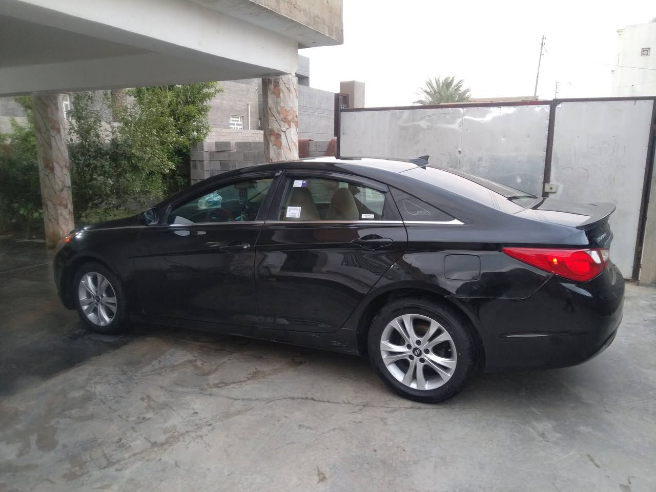 السلام عليكم.  للبيع او المراوس حسب القناعه هونداي سوناتا موديل 2013
رقم ابيل دولي   هزه جديده وسنويه مجدده تحويل مباشر 
وارد امريكي ضرر جاملغ امامي وبيها مكانات صبغ بدون ضرر 
محرك 2400كير اوتماتيك 
مكينه وكير خير من الله 
صدر جديد تخم تاير ويل كب 
شاشه كبيره كامره دواره 
تحكمات ستيرآ 
حساسات خلفيه 
سنتر لوك 
كهربائيات كلها شغاله 
سياره جاهزه من كلشي 
العنوان الرمادي الصوفيه للاستفسار هاتف ***********  متواجد خاص ارد عل اي استفسار واني حاضر
