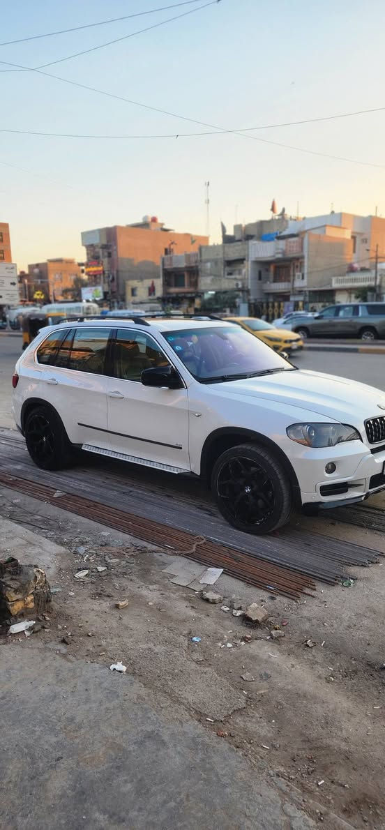 BMW-E70-X5'-2007
سيارة جديدة بمعنى الكملة واحلى من الصور .!
مكينة ٨ سلندر ٤.٨ 
فول مواصفات نظام كامل كيسلس تشغل السيارة بدون متخلي البصمة بالكاس فتح وقفل السيارة من جميع الابواب و٧ راكب 
خليجية بدون اي حادث او ضربة او صبغ عدا الدعامية الامامية! 
رقم بغداد الجديد بأسمي سنوية لغاية ٢٠٣٠ هزة جديدة 
مكاني بغداد 
*********** واتساب مفتوح ..
