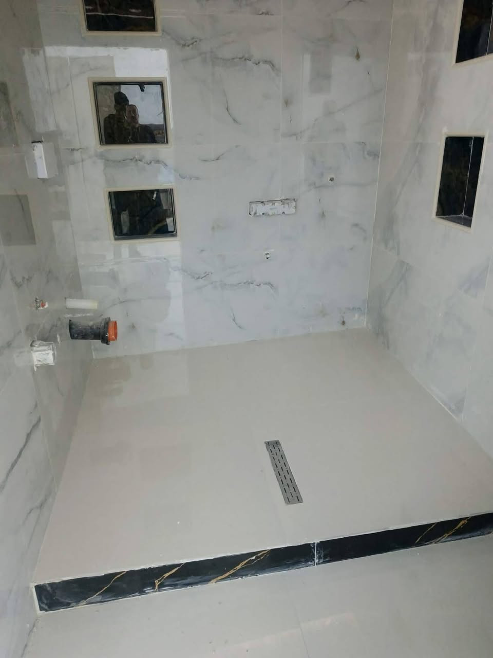 السلام عليكم كادر اخطصاص سراميك بورسلين كاشي كوبنات مرمر واجهات وجميع الديكورات  تسليم مهندس ***********واتساب....***********
