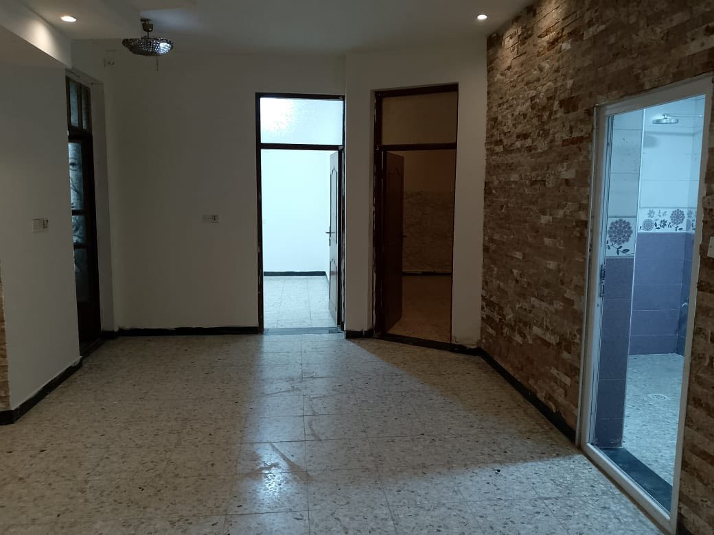 شقه ارضي 200متر دوره مقابل شارع ابو طيارة شارع الجامع مالك الملك غرفتين نوم مطبخ مخزن صحيات 2 حولي صاله بالكون مدخلين الشقه بالكون كبير ايجارها 500 للتواصل واتساب *********** اتصال فقط
