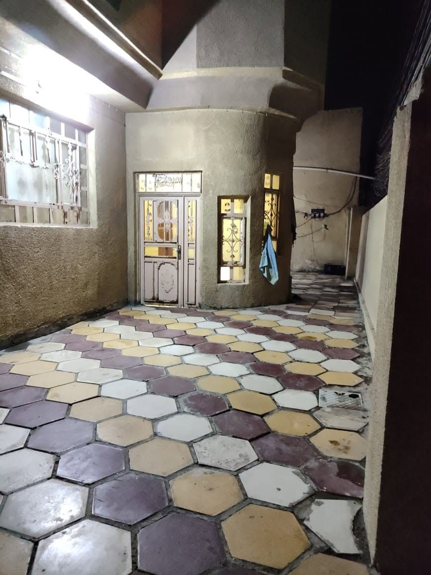 السلام عليكم.. 
بيت بمساحة ٢٨٦متر في شريطالمدراء حي المهندسين منطقة اليرموك استقبال ٤*١٠مع صالة ٤*٨ مع ٣غرف نوم ٤*٥ مع مطبخ ٥*٥ مع ساحتين خارجيات طابق واحد بناء٢٠١١ طابوك والاساس ٥٠*٦٠ والسقف كونكريت مسلح، السعر المطلوب 235مليون.. 
لمزيد من المعلومات ***********
***********
