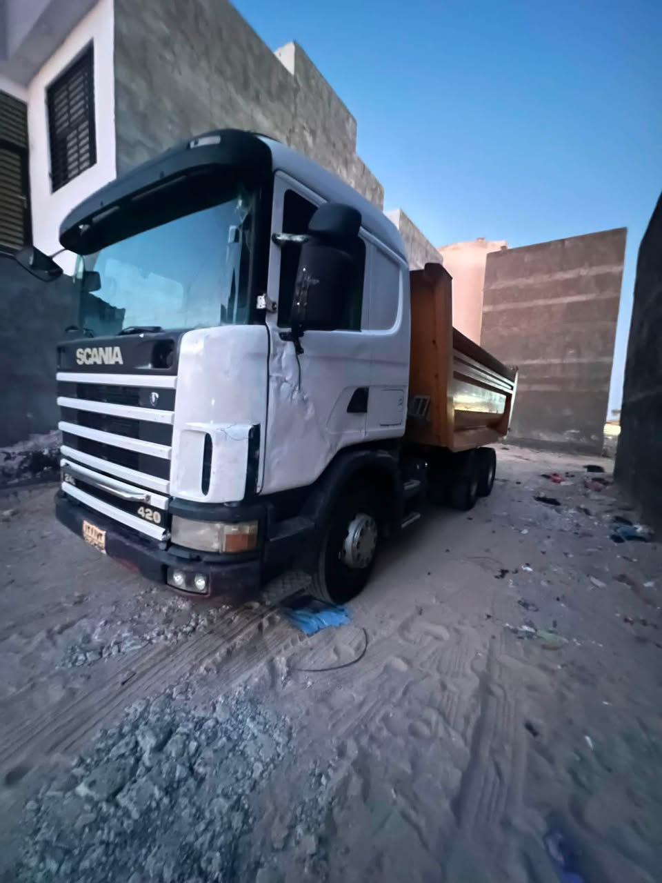 سكانيه موديل 2004 مجموعه فراشه مكينه 6انجكتر كير ٣/٣  شاصي مطول بدي جديد قماره جديده بس الباب تعبان المكان البصره القبله الهاتف ***********
