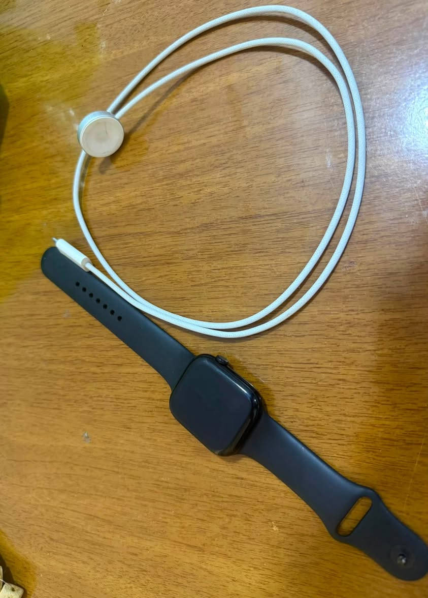 -Apple Watch Series 10 (GPS)
- 46mm Case - Aluminium
- نسبة البطاريه 100% مثل ما موضح بل صوره 
- المكان الي اشتريت منه الساعه  هوه master store ( الموزع الرسمي لشركة apple )
- الساعه مستخدمه جدا قليل و اشتريته قبل سنه 
- السعر ٣٧٥ 
- بغداد /زيونه
- الرقم :- ***********
