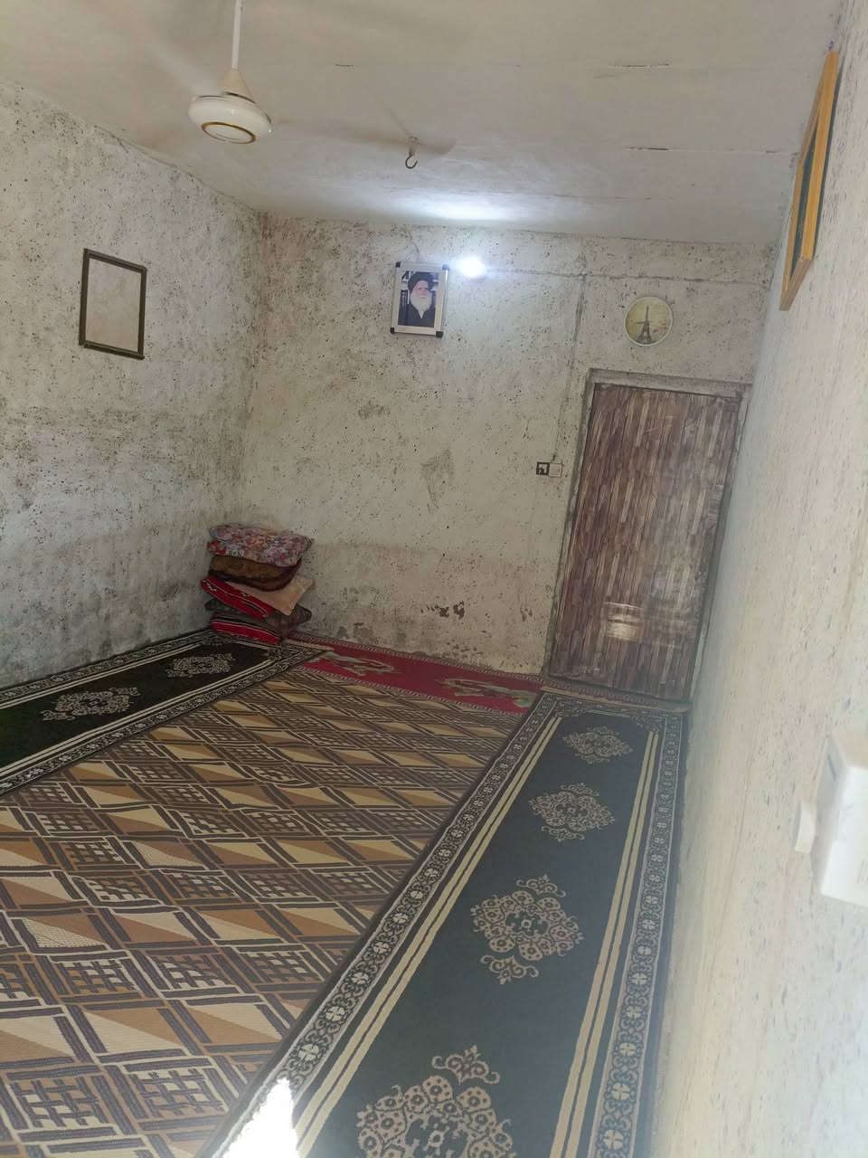 سلام عليكم بيت البيع مثلث الكلابين طابو زراعي سنت 25 البيت مساحه 180 متر بي ستقبال وقرفتين نوم وحده كامله ووحده بس السكف عكاده السكف مالته وصطح كامل شتايكر  نقص بي بس الرضيه مالته البيت كامل وره حسيب  البيت ول ستفسار هاذه رقمي ***********
