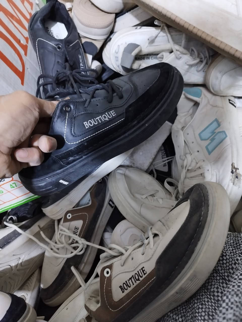 شروه احذيه رجالي من 40الا 45سعر القطعه الف دينار مكان البضاعه ناصريه توصيل ماعندي بيع ابكانه البضاعه *********** العدد 1500قطعه
