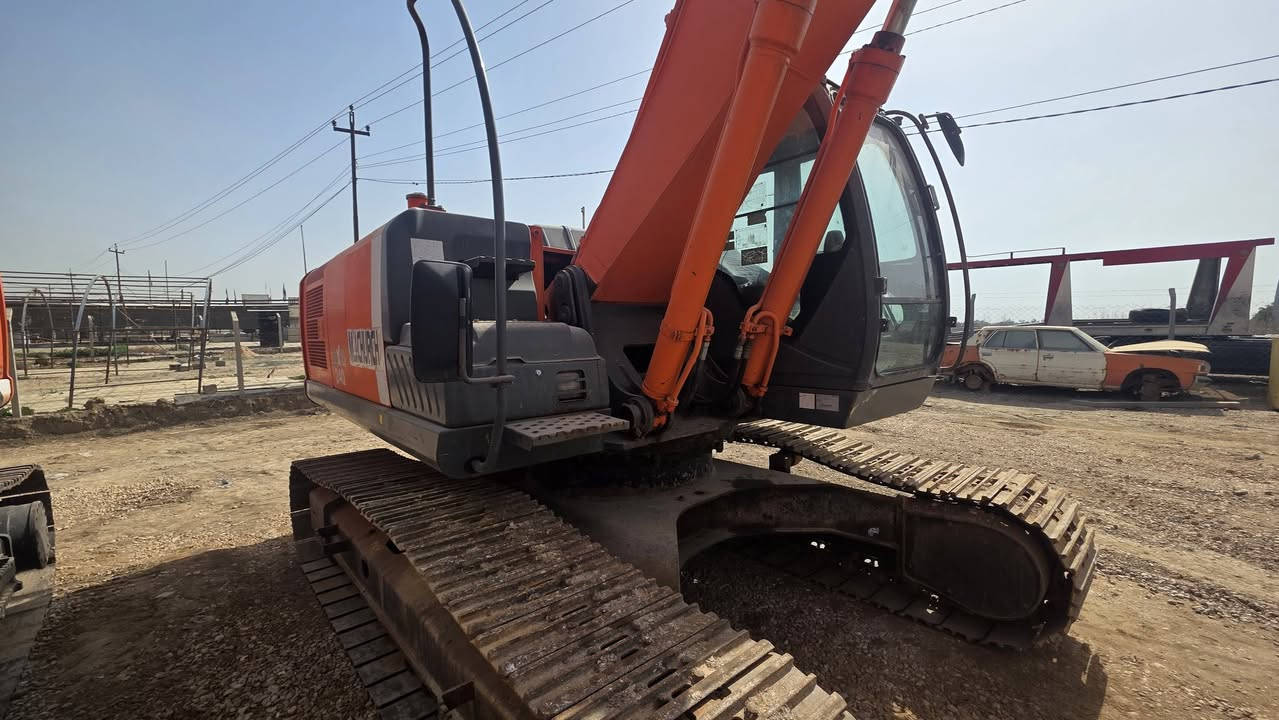 السلام عليكم حفاره هيتاشي
240 جاهزه للعمل بدون صبغ مكانه بابل مشروع المسيب ابوكيان ***********
