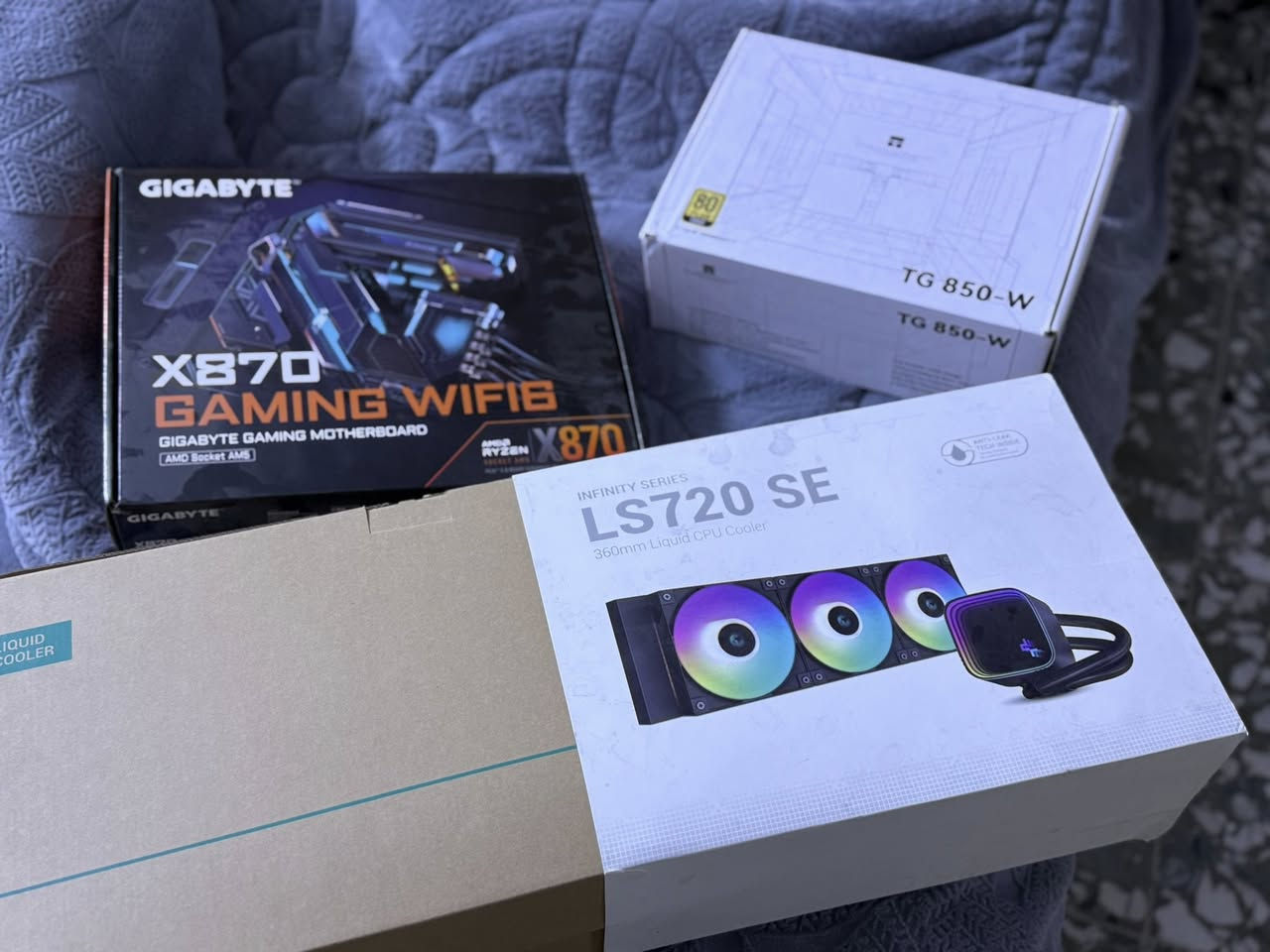 رقم التلفون ***********
 سلام عليكم من رخصت الادمن بي سي للبيع مواصفات. 1- شاشه g5 165hz 2k 27 ing 
2_ بور سبلاي Tg 850-w gold ابيض
Ls 720ml se _3 
4_مذربورد  gygabyate x870e wifi 
5 _ رام 32 ddr5 6400hz 
ups farber 3ka _6
7_ مساحه التخزين c/d/e مساحه 1500g ssd 
طبعا السعر 2مليون دينار عراقي وبيهه مجال للتفاوض بسيط جدا رقم التلفون:***********
