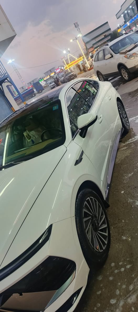 سلام عليكم سياره سوناته هايبرد لبيع مديل 2024  ماشيه30 ألف مال اقصاد كفيل ومغترض نفس البيت سياره بيها طخات سعر قفل180 رقم ***********
