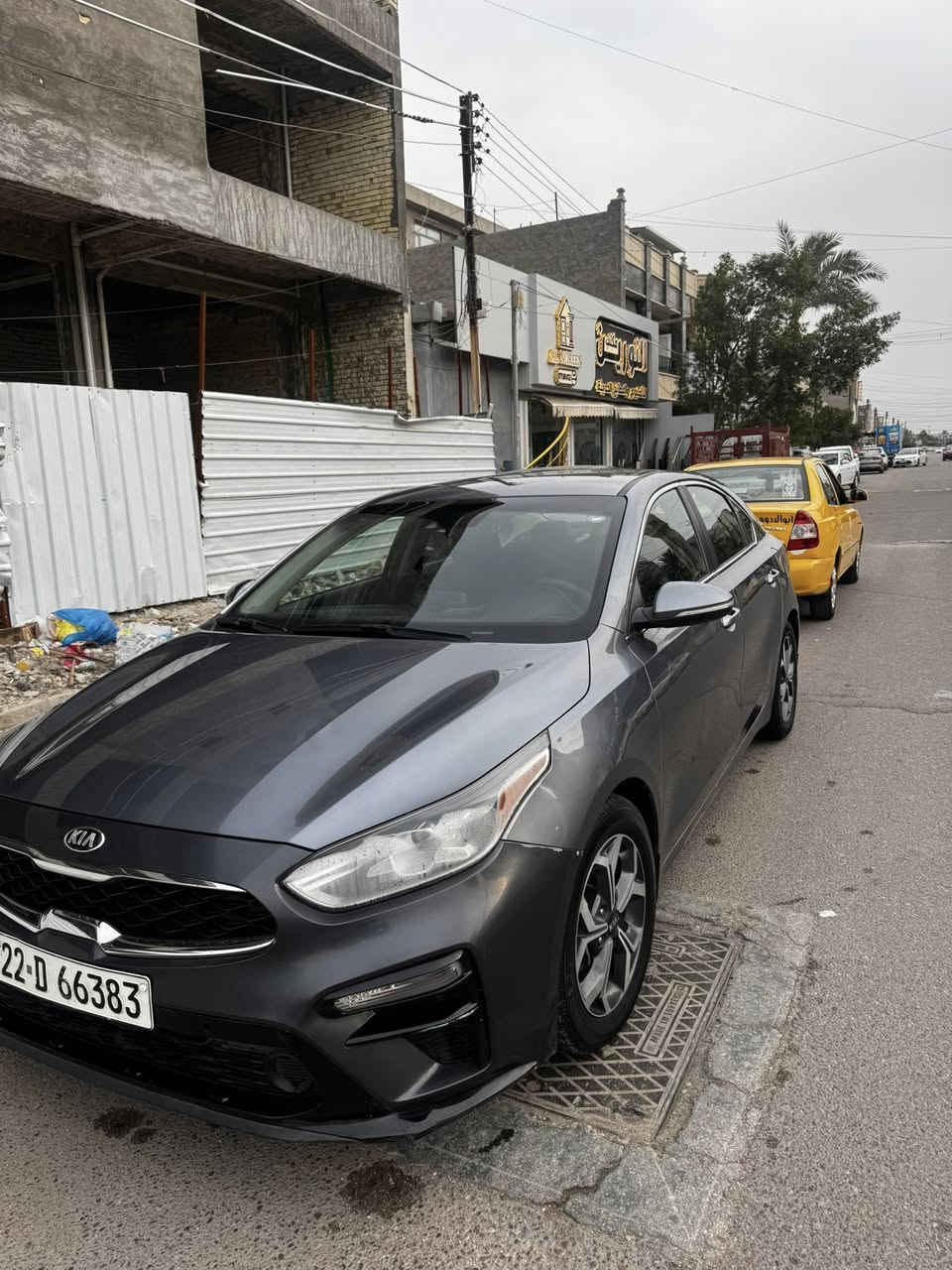 السلام عليكم 
كيا فورتي 2019
وارد كندي
السياره نص مواصفات مو (عميه) 
قطعتين تبريد 
كشنات تدفئه
ستيرن تدفئه 
3انظمة قياده
شاشه كار بلي 
محرك 2000 دوش
حادث السياره (باب السايق فقط) 
بسيط جداً بدون ايرباك
وبيها طخه بسيطه موضحه بالصور  
السياره ماشيه 135 الف km حقيقي
السياره معروضه ب 135 وبيه مجال
للتواصل ***********
العنوان بغداد السيديه
