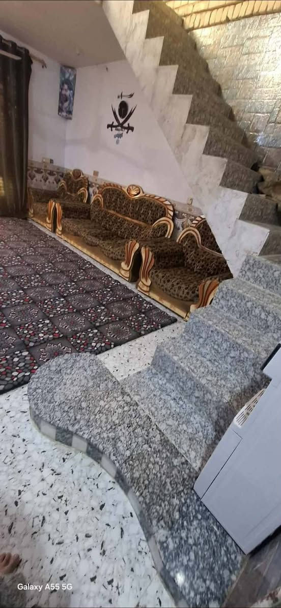 دار للبيع المساحة 200متر 

شارع النفط قرب مجمع حي الجوادين ثاني بيت داخل الفرع يبعد عن السايدين ٣٠متر 

غرفتين نوم وهول ومطبخ وصحيات البيت بدون استقبال بيتونه وستاره صحيات خارجيه البيت كامل وجاهز للاستفسار الاتصال بالرقم ***********
