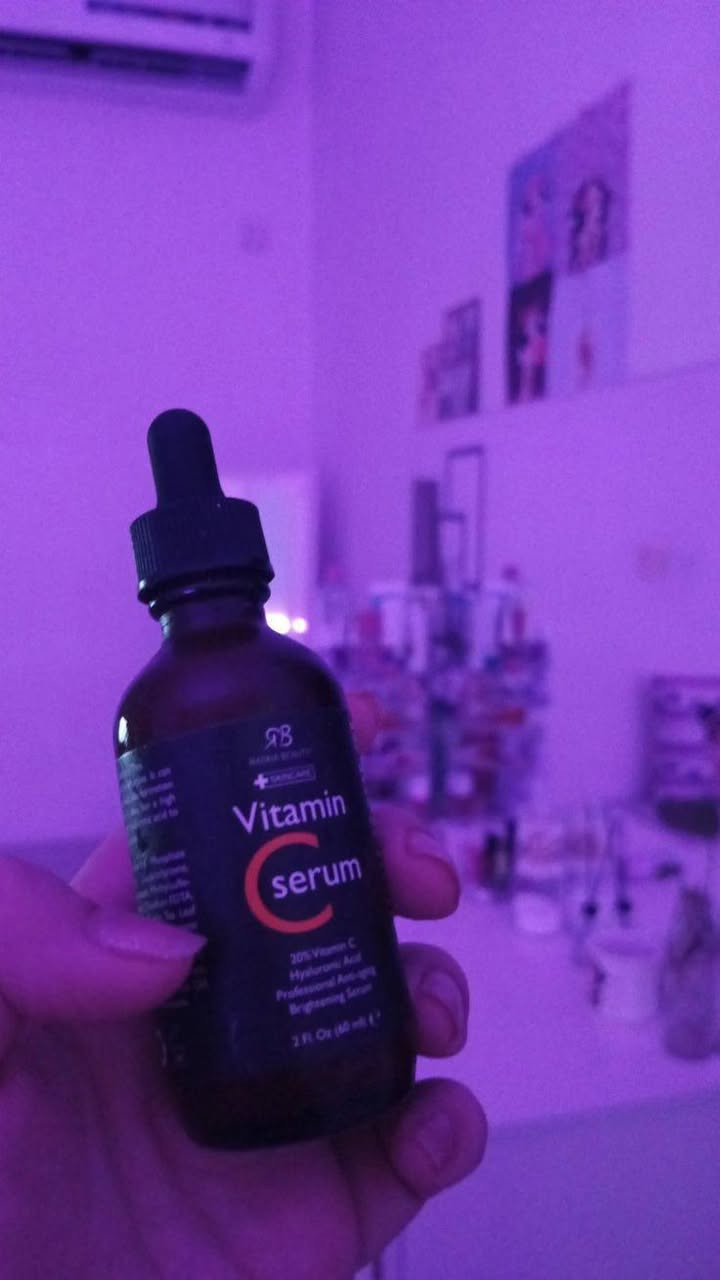 ✨ سيروم فيتامين C الأمريكي من Rida Beauty ✨
😍 مضاد للشيخوخة بتركيز 20% فيتامين C ويحتوي على حمض الهيالورونيك + فيتامين E
يعني 3 مكونات قوية بمنتج واحد 💛
💛 إذا تريدين: • تفتيح واضح للبشرة
• توحيد لون وعلاج التصبغات والكلف
• شد وتقليل التجاعيد
• نضارة وإشراقة طبيعية
هذا السيروم رح يكون اختيارچ المثالي✨
 يساعد على إصلاح أضرار الشمس
يرطب بعمق ويعزز مرونة البشرة
✨ يقلل ظهور الكلف ويخفف الموجود
🫶 يدعم إنتاج الكولاجين ويشد البشرة
السعر السابق 34 ❌ السعر الحالي 15 الف فقط بعد الخصم 
التـوصيل بغداد 4 ومُحافظات 6
﹏﹏﹏﹏﹏﹏˚ 𓇼𓈒𓏸🎅🏻⋆⭒˚♥𓇼𓈒

#امريكا #العراق #عنايه #فيتامينc #respost 
#fpy #reels #explor #اكسبلور 
@إشارة


**إذا كنت صاحب هذا الإعلان وتريد حذفه لأي سبب، رجاءا أرسل رسالة إلى الدعم الفني**