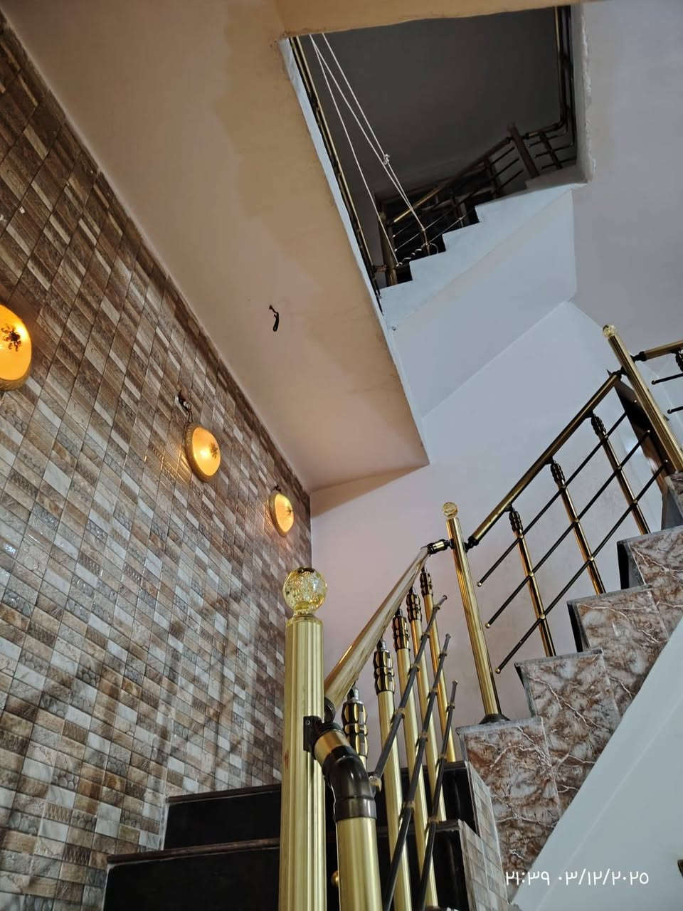 السلام عليكم ..
بيت للبيع مساحة 150 متر بناء حديث يحتوي على 4 غرف نوم استقبال..  صاله عدد 2 ..  مطبخ .. صحيات عدد 4 
العنوان قضاء الحر / الحي العسكري رابع بيت عن الشارع العام  
للاستفسار ***********
