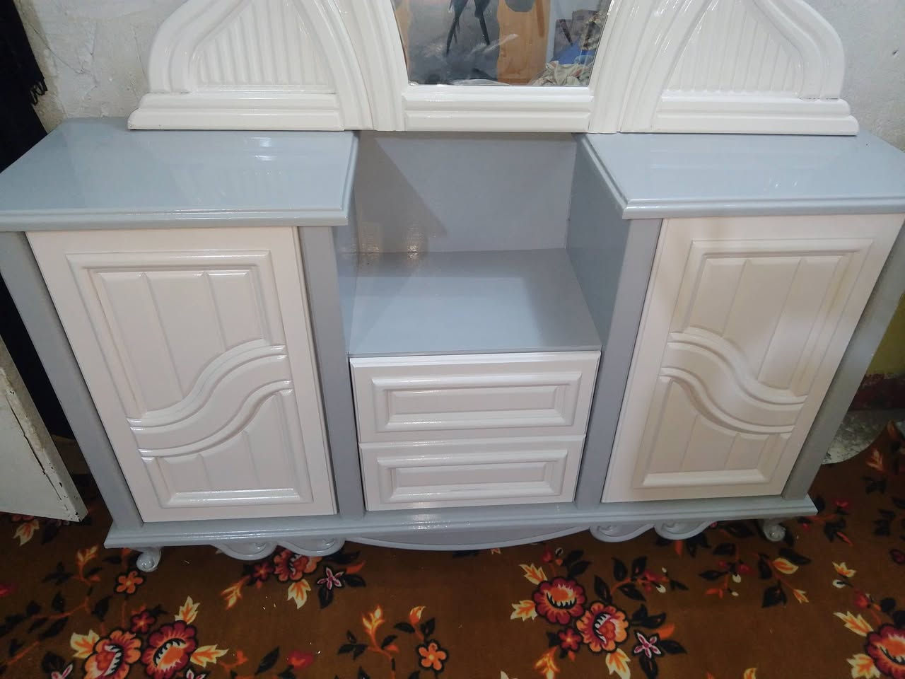 السلام عليكم غرفه عراقيه تصميم تركي غير مستخدمه صاج عراقي مسكمينها تسكام طابقين 8قطع ملحك ***********يوجود وات ساب مكاني ناصريه حي اريدو الغرفه حته مكان اليدات والقفاله بعدهي مامفتوحات ضخمه وثكيله كلش
