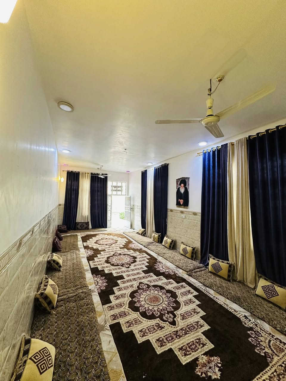 (بسم الله الرحمن الرحيم) دار للبيع  حديث البناء تجي بعينك تشوف  ينباع مع اجهزة التبريد واغلب الاثاث المساحه 425م حي الامام شارع المختار كاظم هاشم مقابل حسينيه الحاجه ام عصام يتكون الدار من طابقين 
الطابق الاول يتكون
غرفتين نوم مساحه 5/4  مطبخ بارد 5/4وحار3/4وصاله 10/4واستقبال 10/4وهول مفتوح على الصاله 7/4حمامات داخليه وخارجيه وممرات داير مدار البيت الطابق الثاني غرفه نوم وحده 5/4خدمات كامله شارع صب ومجاري دفن  
للاستفسار الاتصال بالرقم.                              ***********
