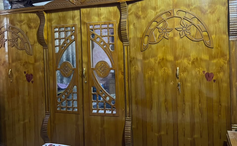 غرفه البيع سعرها 650 وبيها  ***********
