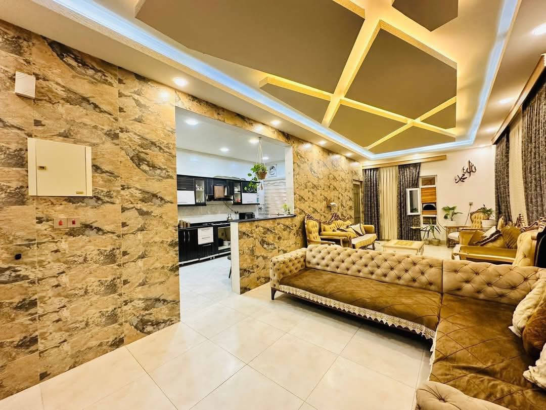 #عروض_مكتب_دعاء_الخير_للعقارات 🏡
للبيع بيت 

منطقة مزارع الحدباء قرب القنصلية

مساحة 150 متر 

طابقين ونص  معزولين كامل 

طابق الاول غرفتين غرفة سويت هول وستقبال ومطبخ وصحيات ومطبخ

طابق الثاني ثلاث غرف نوم سويت كل غرف سويت +هول ومطبخ وصحيات 

للاستفسار اكثر يمكنكم مراجعة المكتب او الاتصال 

***********

***********

***********
