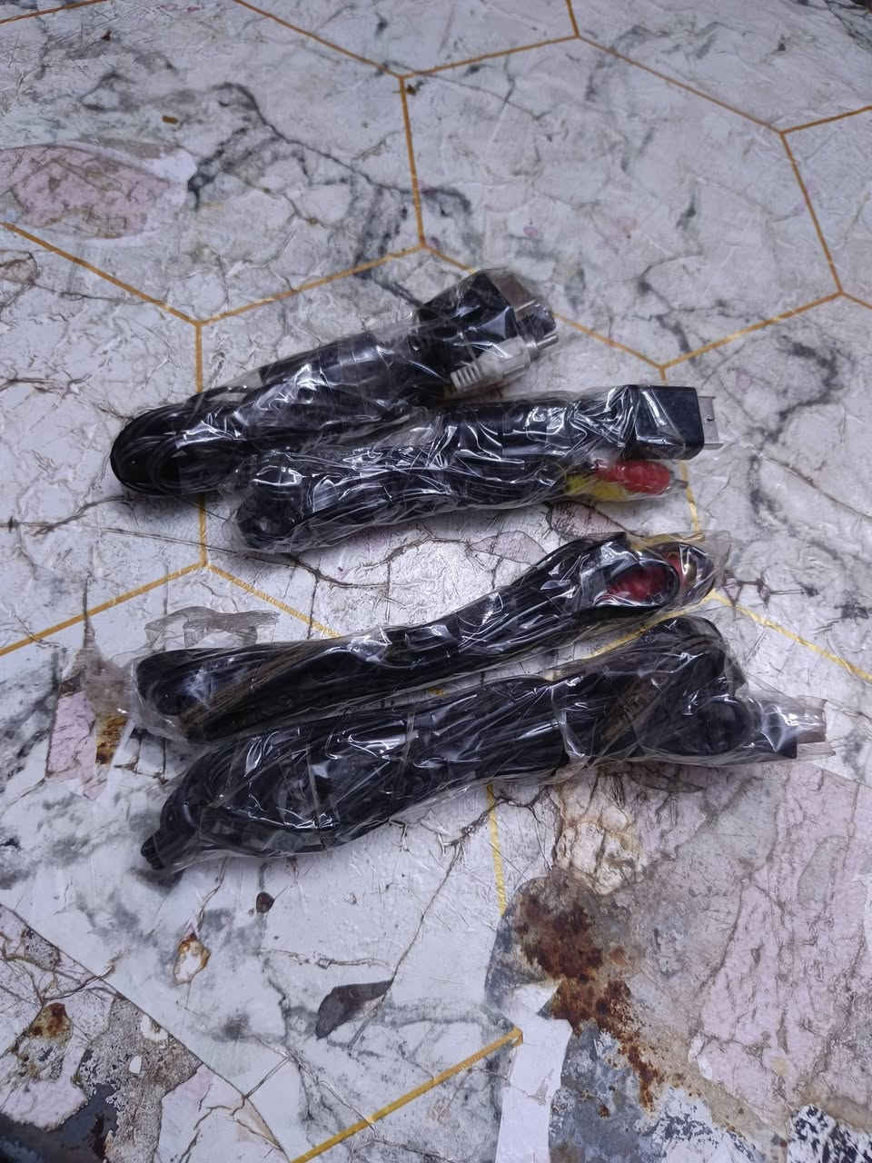 جهازين بلي وان واحد شغال وثاني شغال بس عدسه فقط وتلفزيون هوه وريمونه شغال  و5يدات 5فيش اريد مراوس فقط ب اكس بوكس 360 شعندك مراوس *********** موجود واتساب
