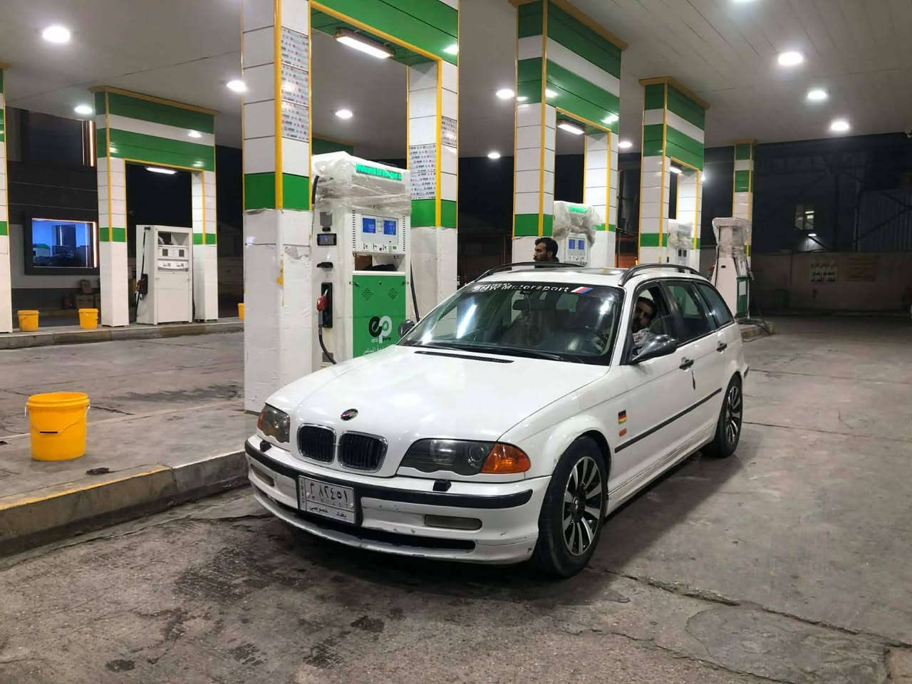 السلام عليكم 
للبيع 
BMW.  E46 2001
رقم بغداد مشروع وطني شرط الي يشتري يحول 
مكينه 25 فانوس مسكر
كير اوتو 
تبريد قطعتين 
صندوك كهرباء 
 جام اوتو 
كروز سرعه
سلايد روف 
مري جانبيه m
دوسات m
مازدات دخاني 
سستم صوت 
داخل جدا نضيف
بدون ضربه
قطعتين صبغ 
حداديه جديده 
مكينه وكير خير من الله 
تبريد شغال 
نقص 
الكيجات واكفه فقط 
عنواني بغداد الدوره شارع ٦٠ 
سعر 57 وبيها مجال 
***********
