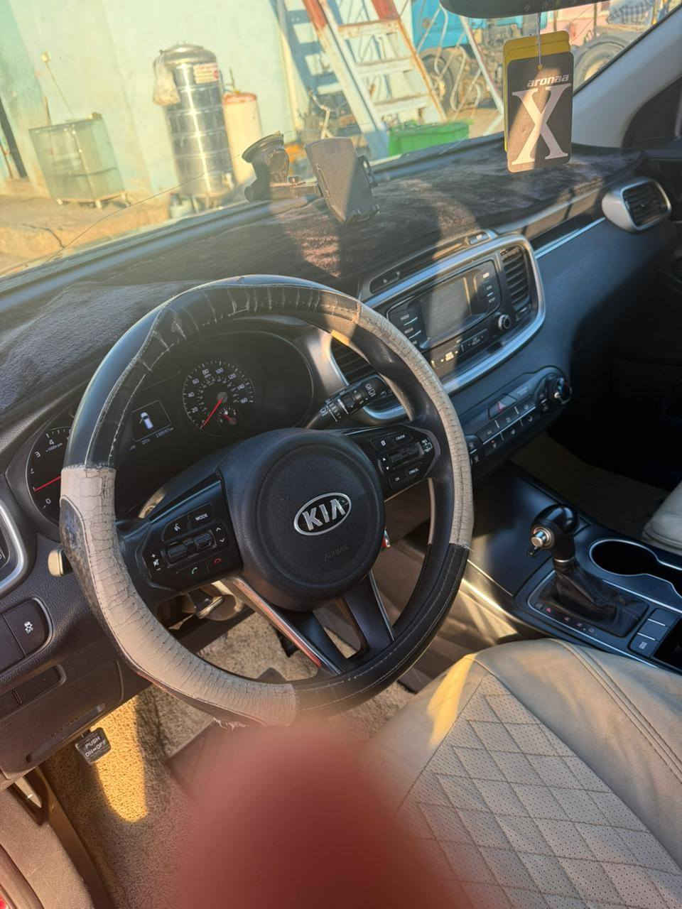 السلام عليكم سورنتو للبيع موديل ٢٠١٧ 6 سلندر
وارد امريكي ٧ راكب
حادث بجم بدون دواخل لا لغد ولا شواصي 
بيه بارد باب الامين الخليفي كما موضح بالصوره
*********** متواجد وات ساب
